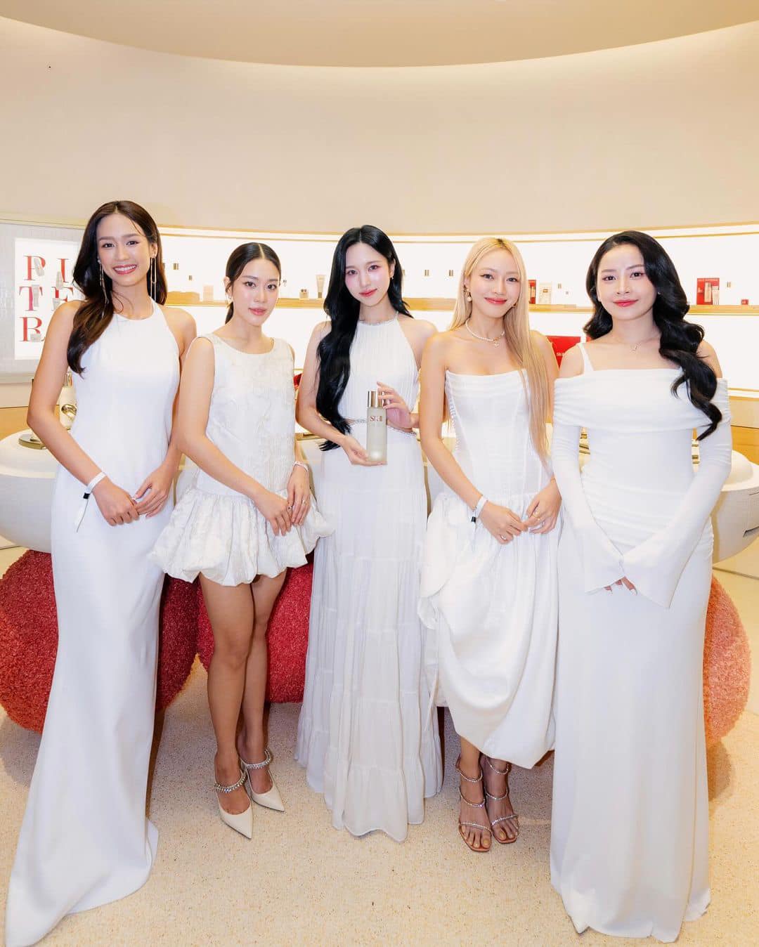 Chi Pu var tyvärr  Chi Pu bị 'dìm dáng' đáng tiếc khi đứng cạnh Mina nhóm TWICE- Ảnh 6.