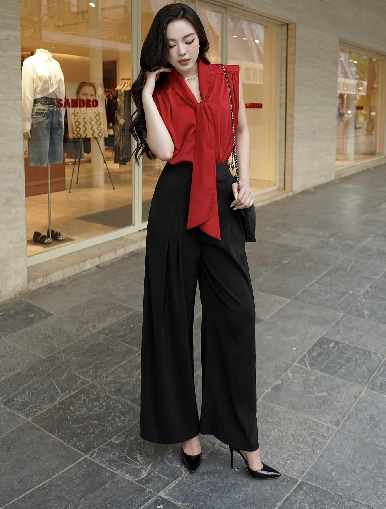 Er zijn ontelbaar veel manieren om blouses te combineren. Heb jij ze al geprobeerd? - Foto 1. Áo blouse có muôn vàn cách phối, nàng đã thử hay chưa?- Ảnh 1.