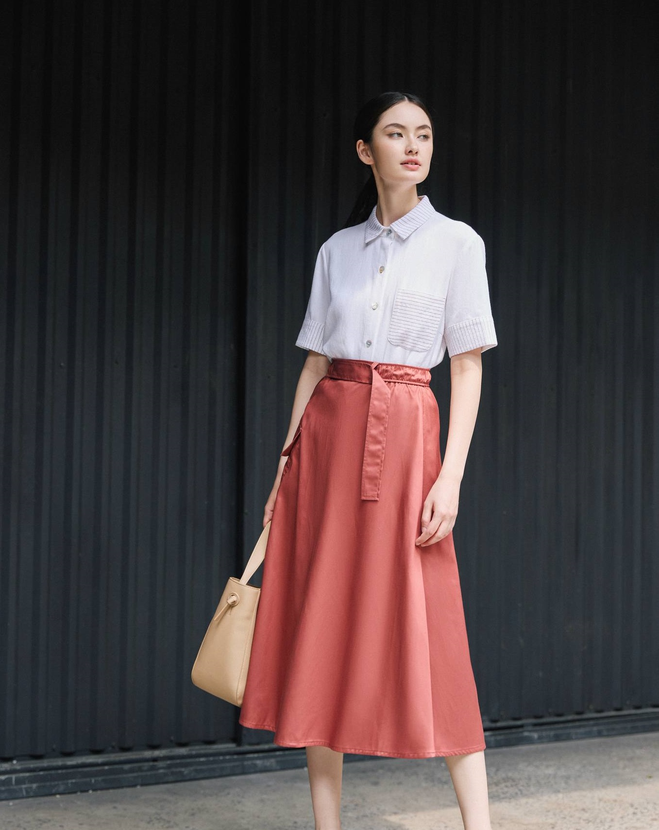 Framhäv din kraftfulla look med Quiet Luxury-trenden - Bild 2. Tôn lên dáng vẻ quyền lực với xu hướng Quiet Luxury- Ảnh 2.