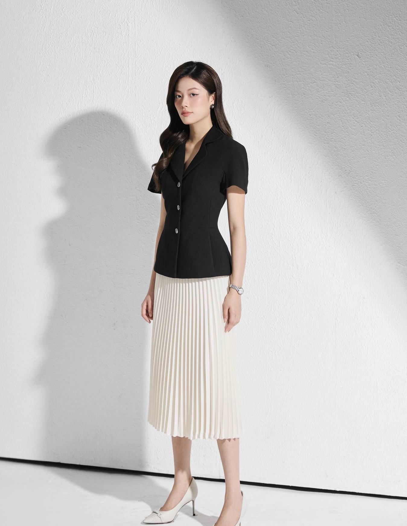 Framhäv din kraftfulla look med Quiet Luxury-trenden - Bild 3. Tôn lên dáng vẻ quyền lực với xu hướng Quiet Luxury- Ảnh 3.