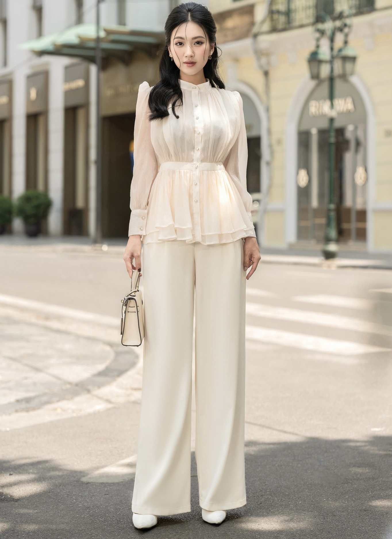 Er zijn ontelbaar veel manieren om blouses te combineren. Heb jij ze al geprobeerd? - Foto 3. Áo blouse có muôn vàn cách phối, nàng đã thử hay chưa?- Ảnh 3.