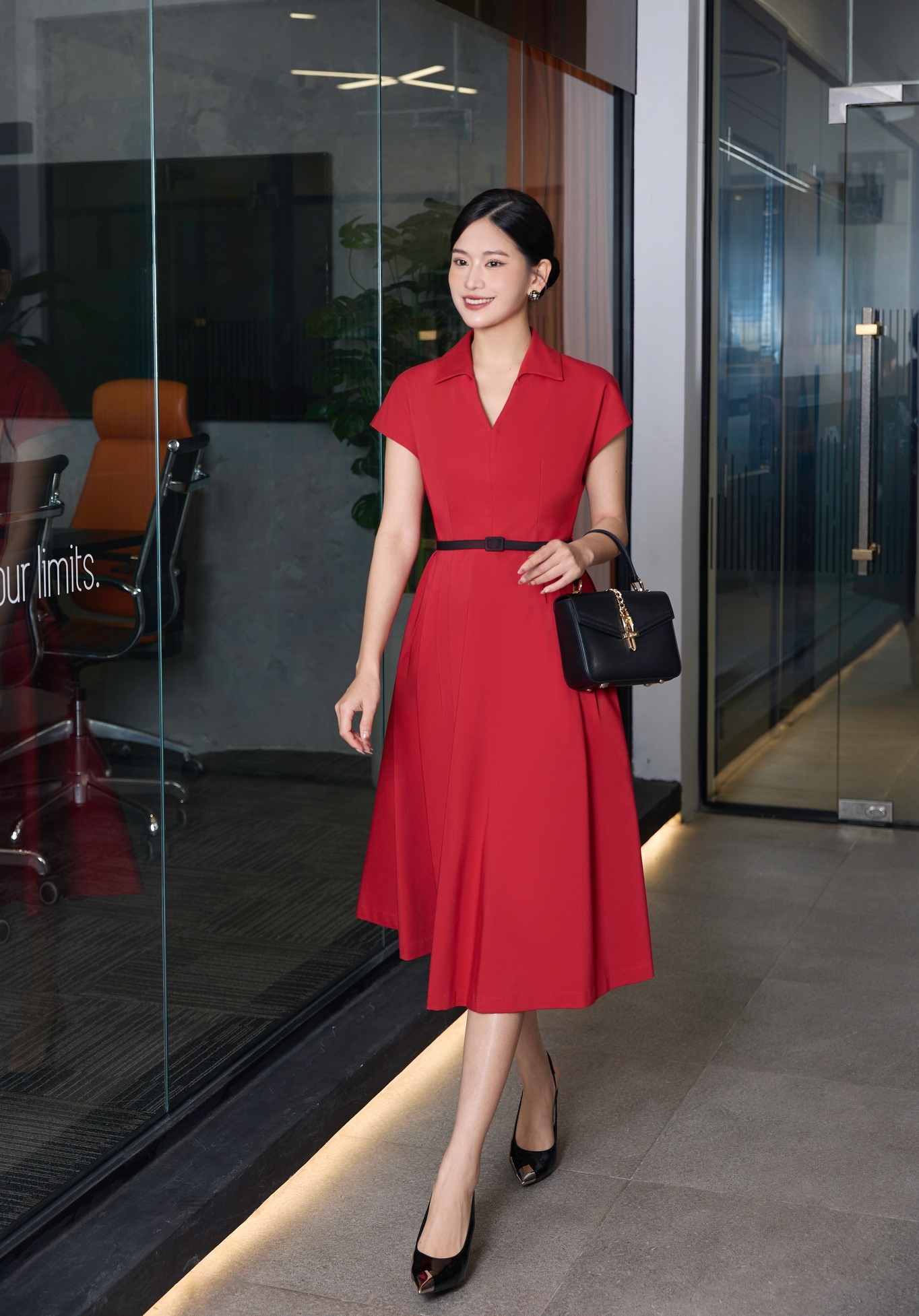 Framhäv din kraftfulla look med Quiet Luxury-trenden - Bild 5. Tôn lên dáng vẻ quyền lực với xu hướng Quiet Luxury- Ảnh 5.