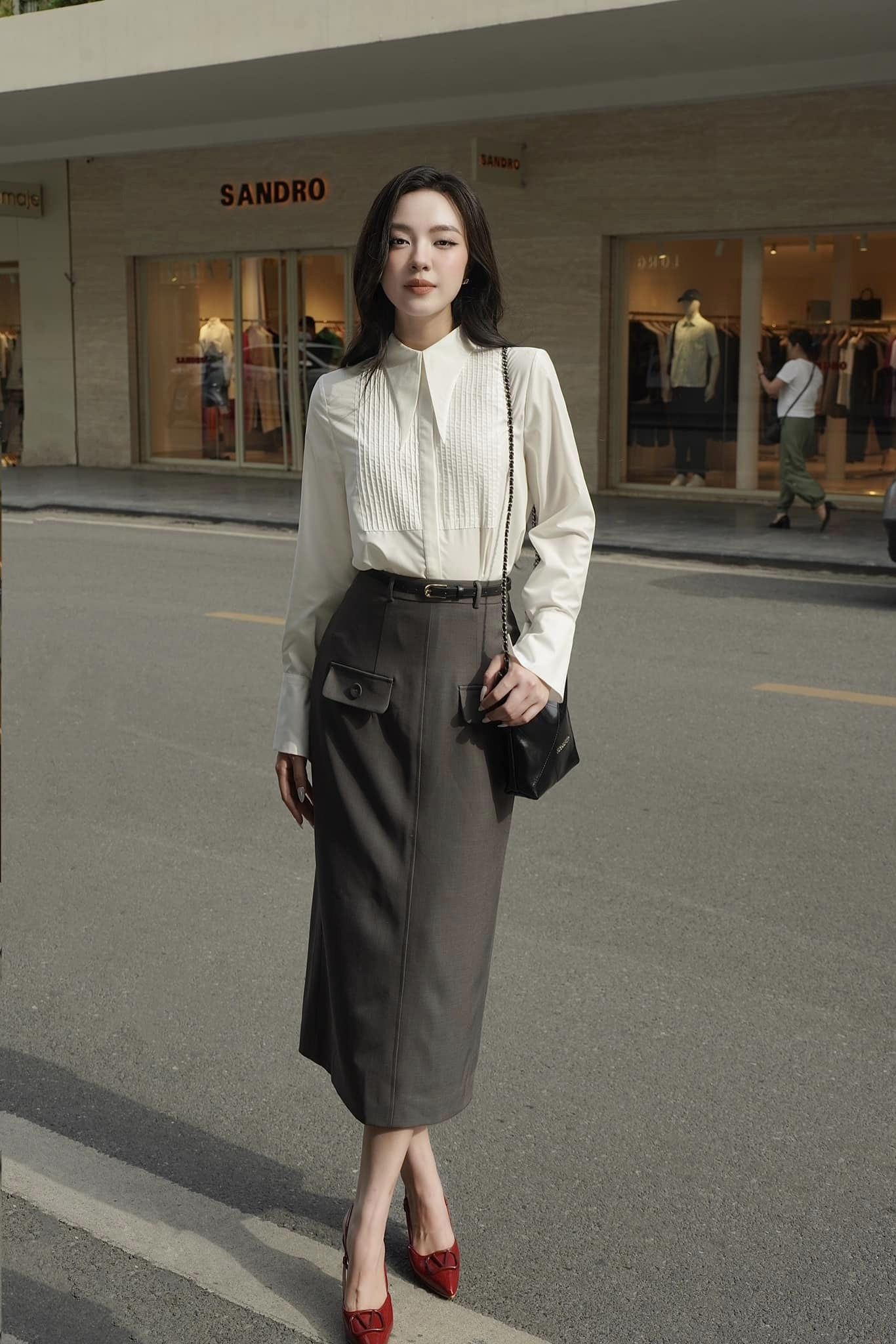 Er zijn ontelbaar veel manieren om blouses te combineren. Heb jij ze al geprobeerd? - Foto 6. Áo blouse có muôn vàn cách phối, nàng đã thử hay chưa?- Ảnh 6.