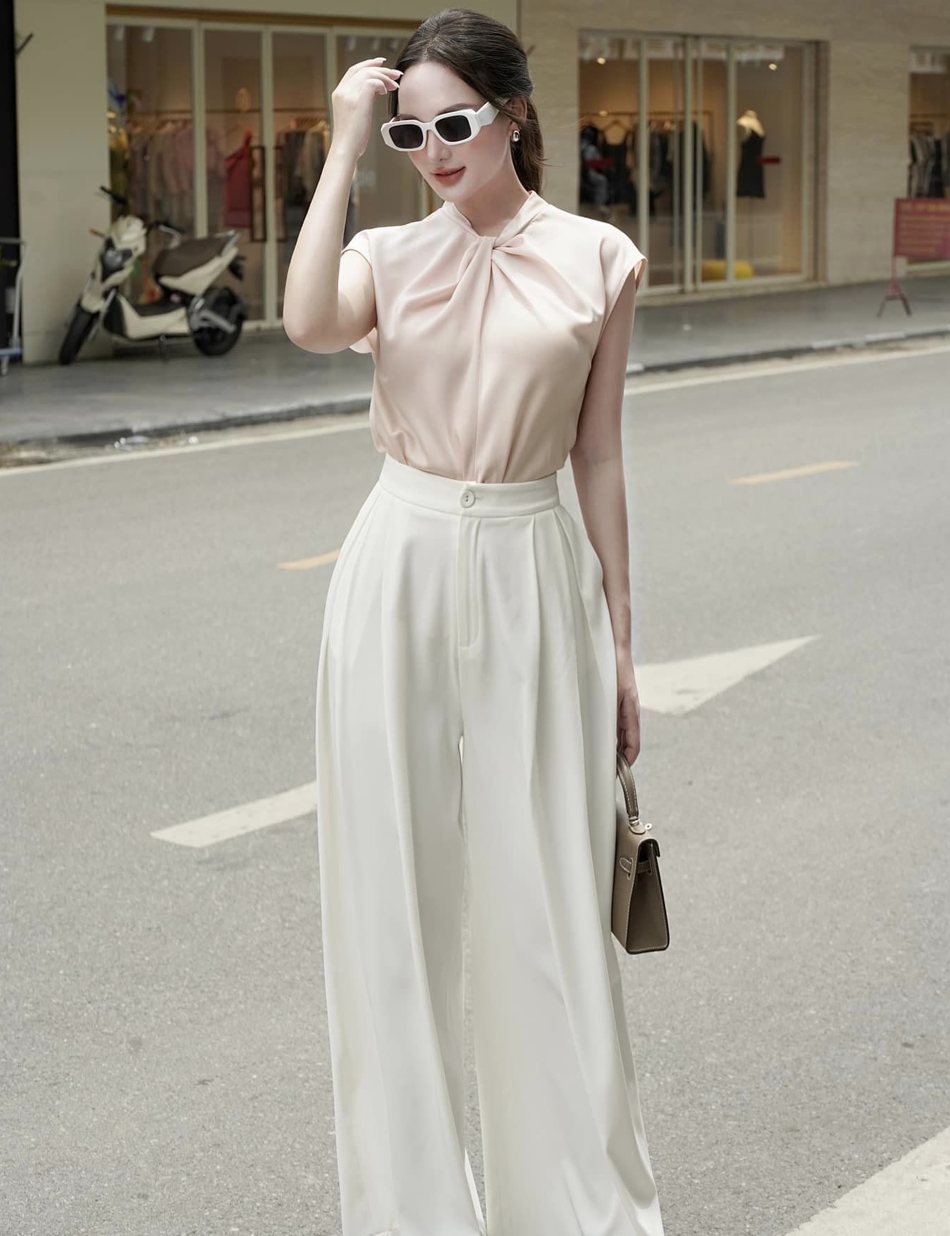 Er zijn ontelbaar veel manieren om blouses te combineren. Heb jij ze al geprobeerd? - Foto 8. Áo blouse có muôn vàn cách phối, nàng đã thử hay chưa?- Ảnh 8.