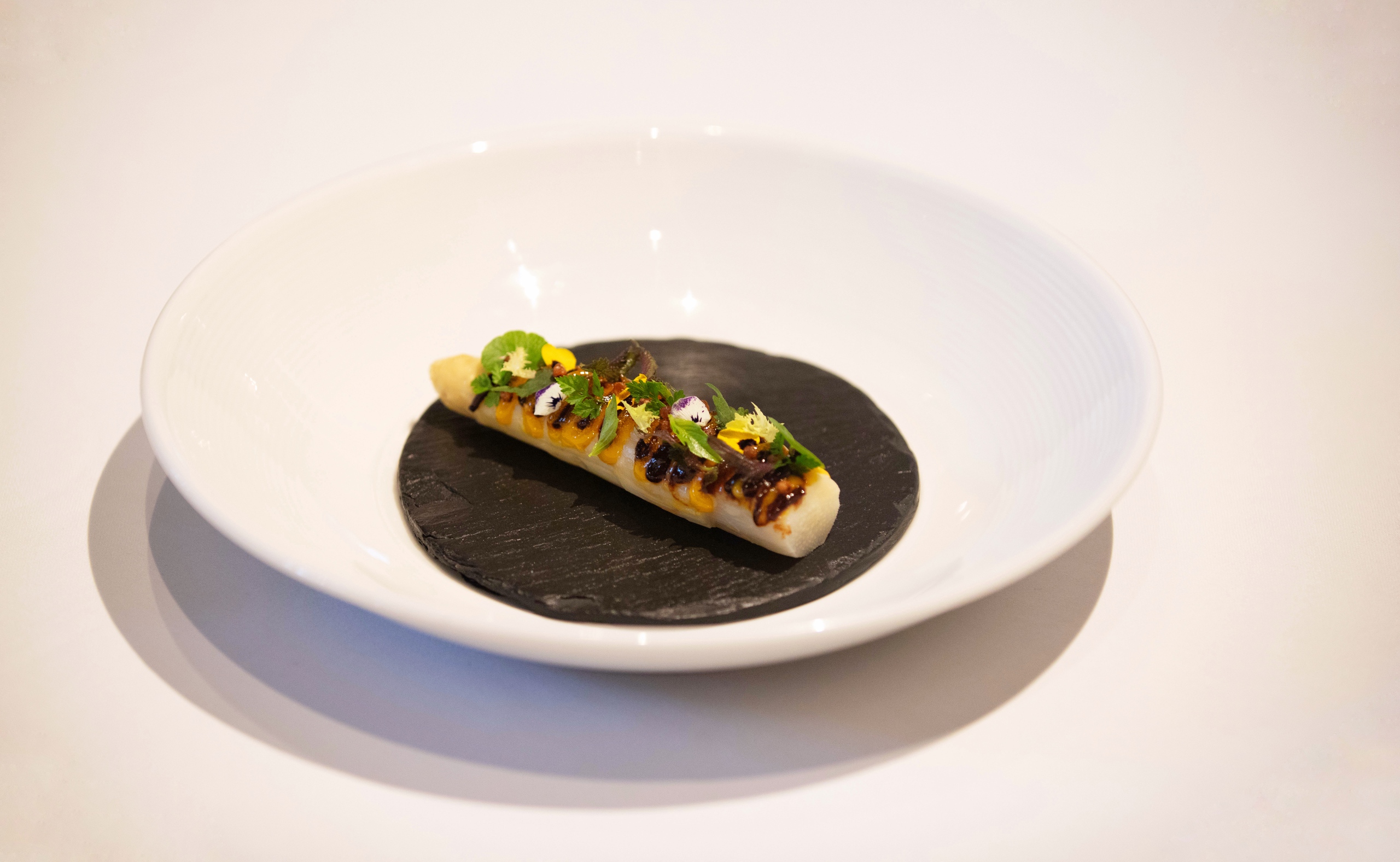 ភោជនីយដ្ឋានបារាំងល្បីបំផុតនៅវៀតណាមដែលទាក់ភ្នែក Michelin Guide - រូបថត ៥. Những nhà hàng Pháp nổi tiếng nhất Việt Nam lọt vào 'mắt xanh' Michelin Guide- Ảnh 5.