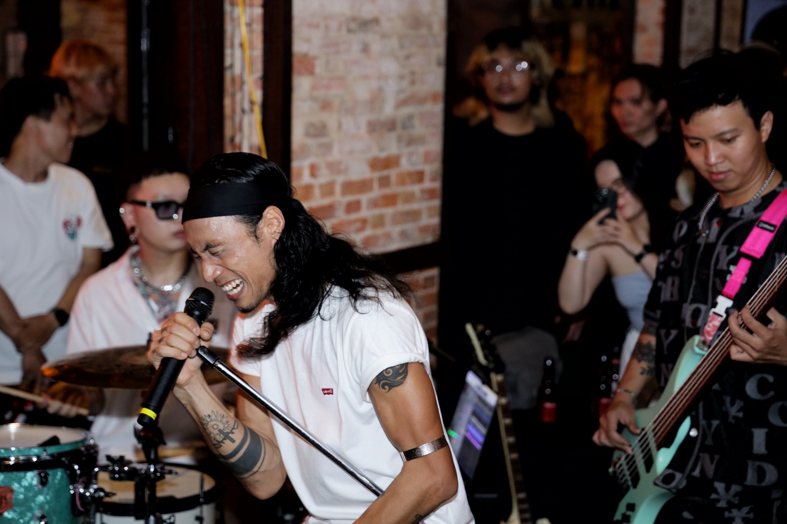 Pham Anh Khoa «i fyr og flamme» når han synger rock med gruppen MONOCYCLE – Bilde 2. Phạm Anh Khoa 'máu lửa' khi hát rock cùng nhóm MONOCYCLE - Ảnh 2.