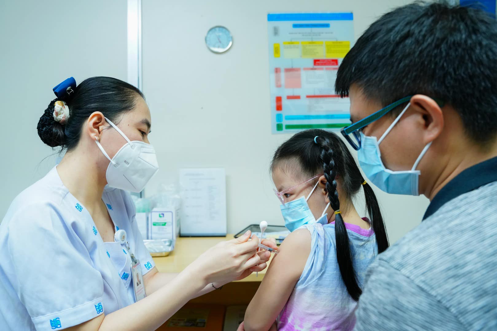 Tiêm vắc xin hay để cơ thể mắc bệnh sản sinh kháng thể phục hồi?- Ảnh 1. Tiêm vắc xin hay để cơ thể mắc bệnh sản sinh kháng thể phục hồi?- Ảnh 1.