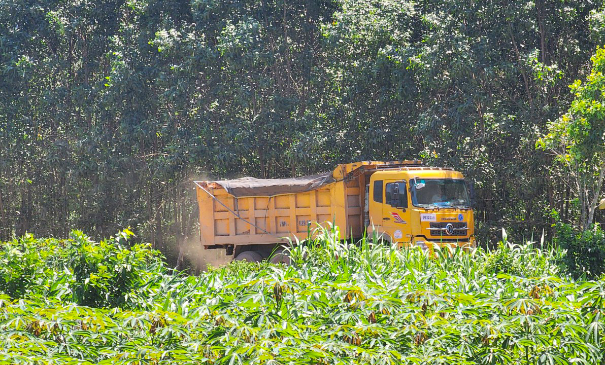 Quảng Ngãi: Xe tải chở đất cày nát đường quê, người dân ngao ngán- Ảnh 6.
