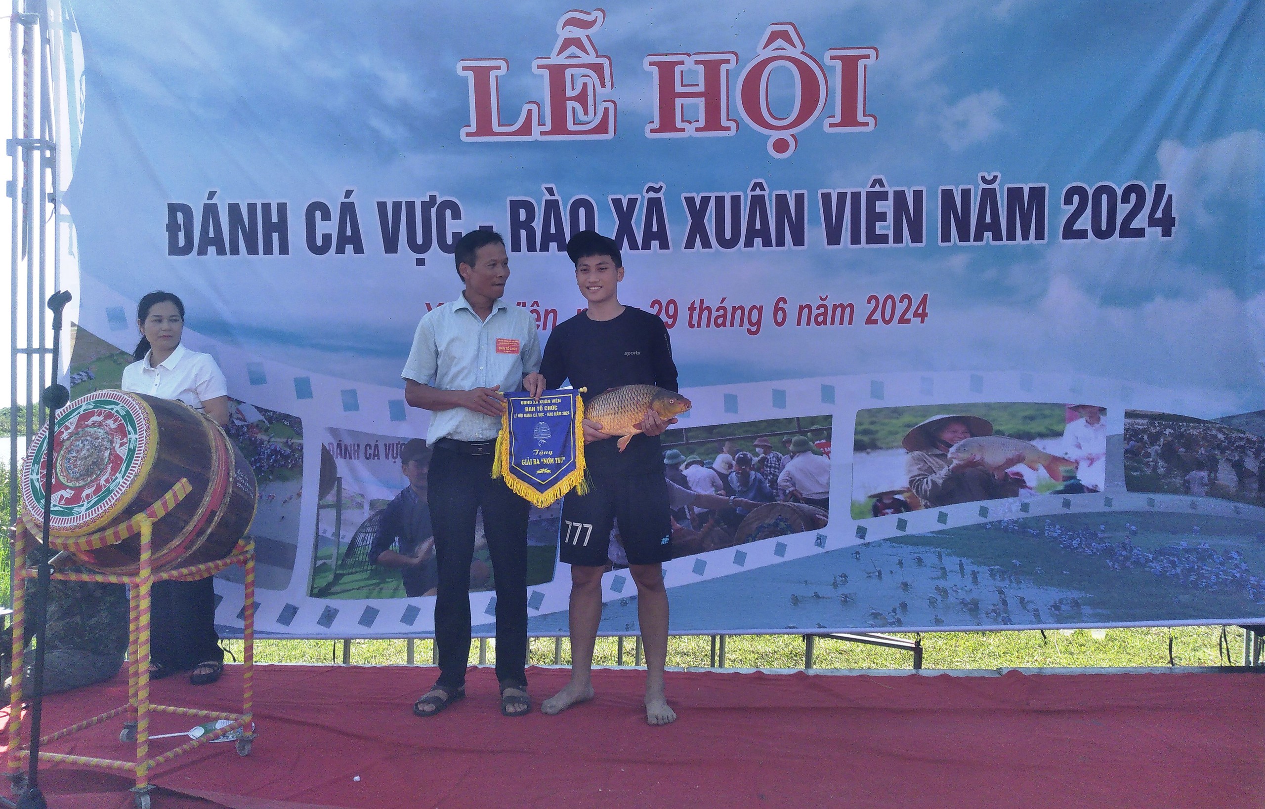 Người dân ùn ùn tham gia lễ hội bắt cá Đồng Hoa- Ảnh 11.