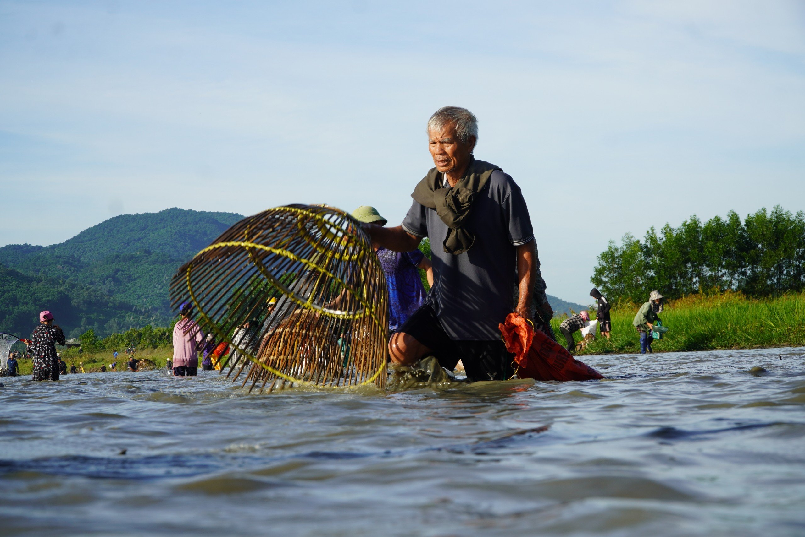 Người dân ùn ùn tham gia lễ hội bắt cá Đồng Hoa- Ảnh 8.