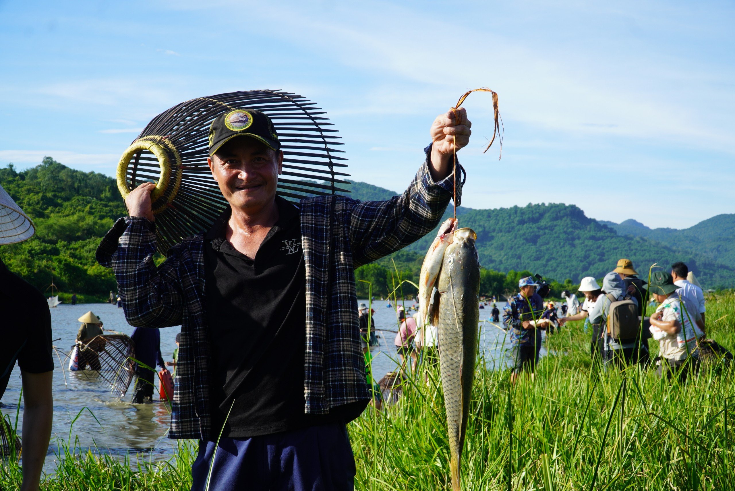 Người dân ùn ùn tham gia lễ hội bắt cá Đồng Hoa- Ảnh 9.