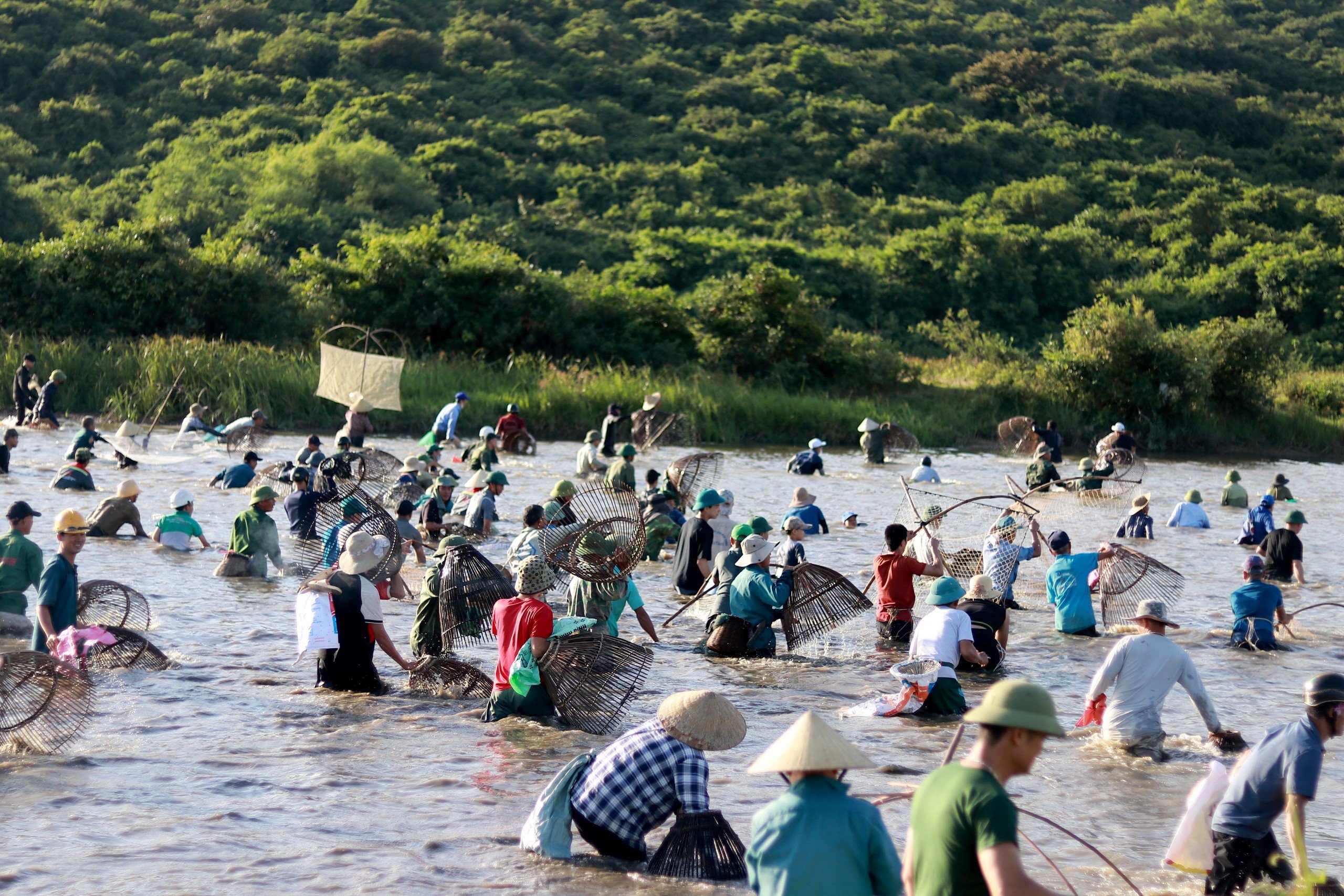 Người dân ùn ùn tham gia lễ hội bắt cá Đồng Hoa- Ảnh 3.