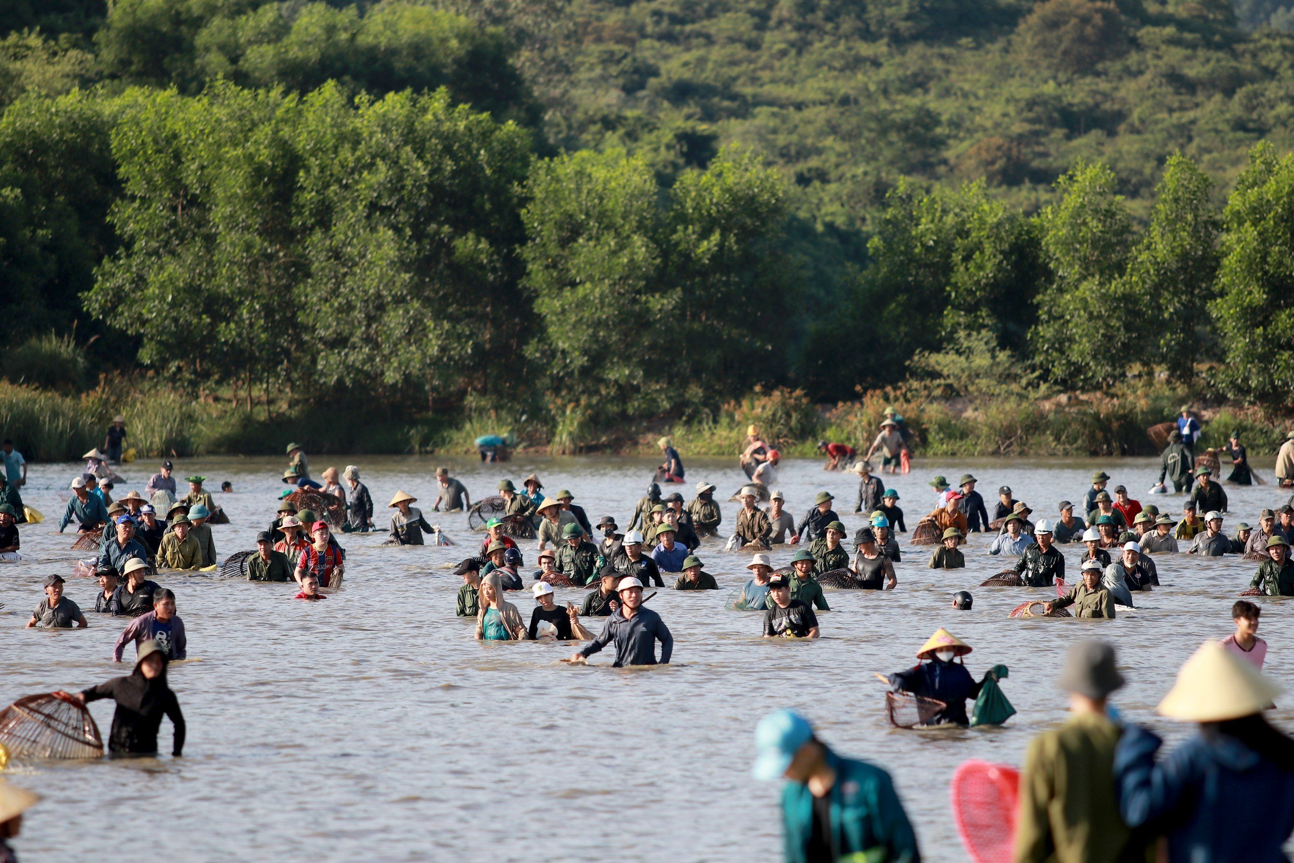 Hàng ngàn người dân ùn ùn tham gia lễ hội đánh bắt cá Đồng Hoa- Ảnh 1.
