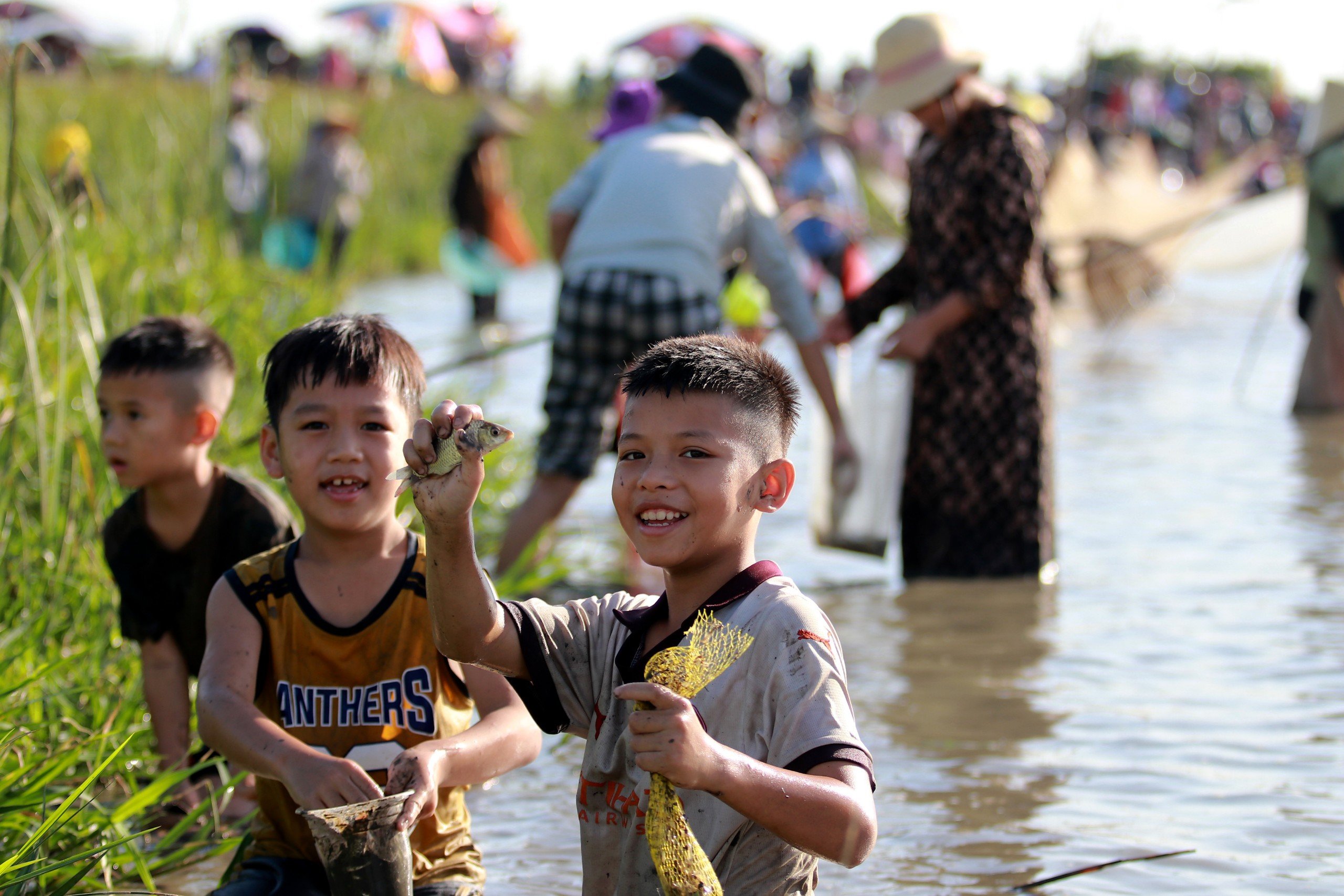 Người dân ùn ùn tham gia lễ hội bắt cá Đồng Hoa- Ảnh 6.