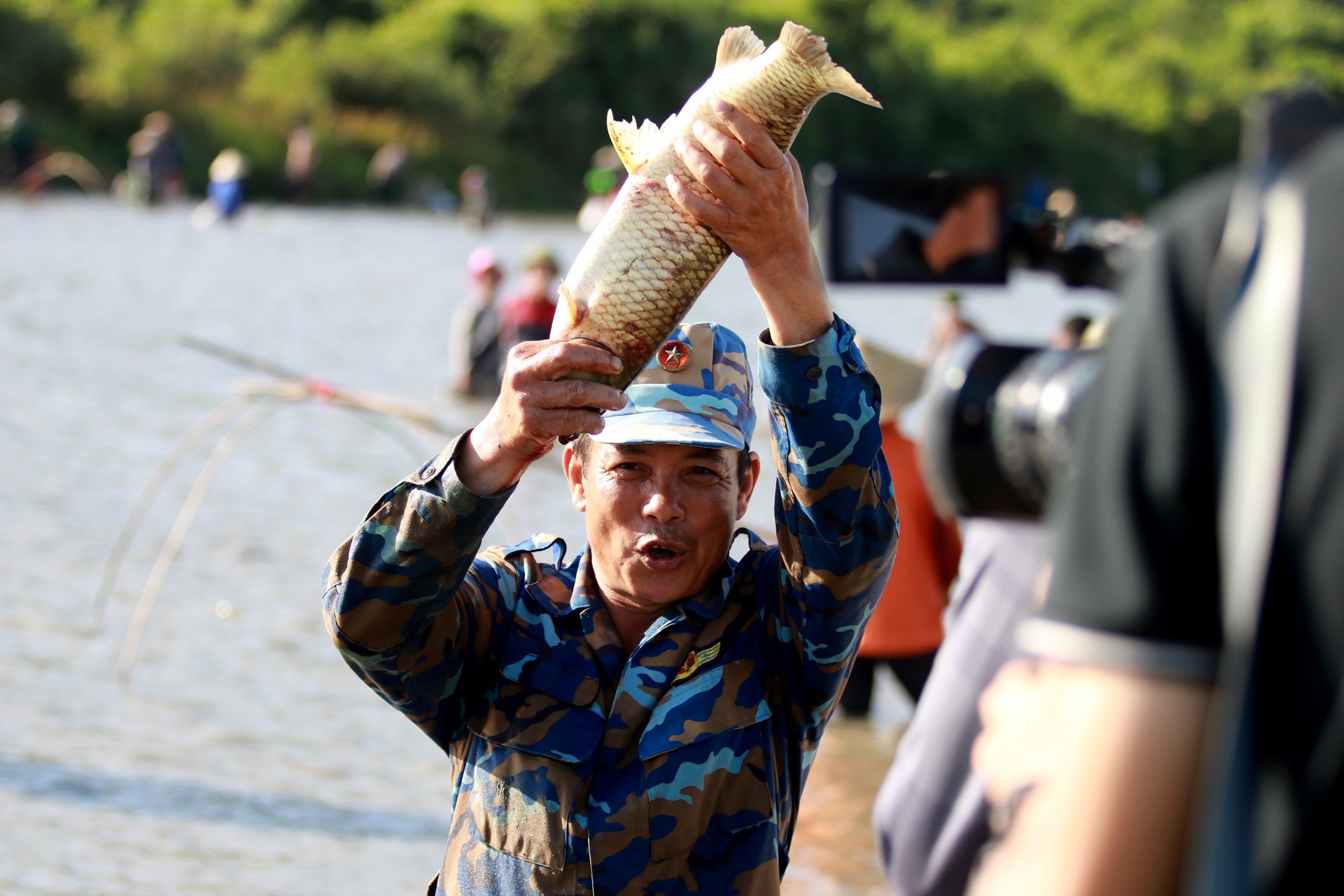 Người dân ùn ùn tham gia lễ hội bắt cá Đồng Hoa- Ảnh 7.