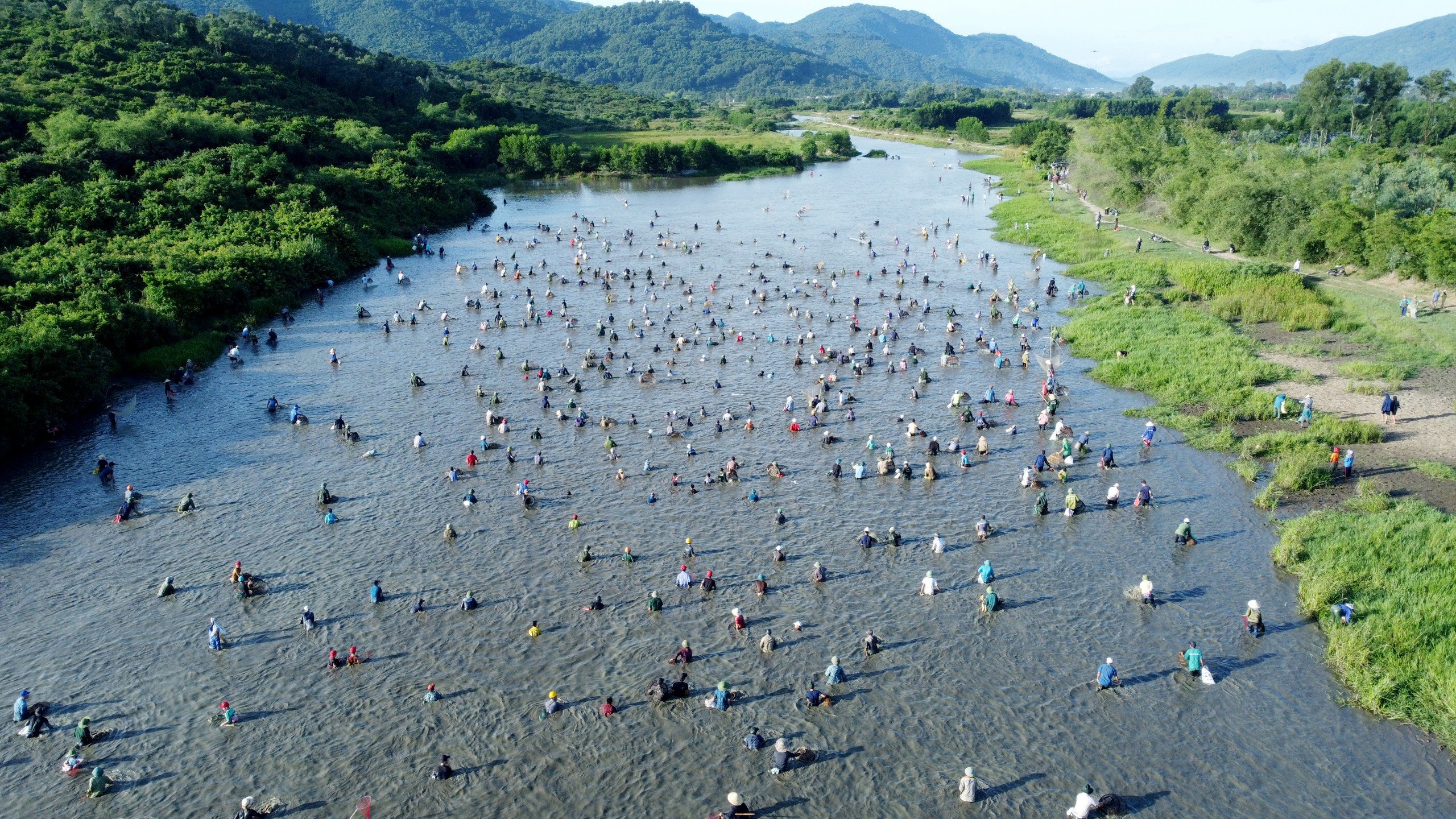 Hàng ngàn người dân ùn ùn tham gia lễ hội đánh bắt cá Đồng Hoa- Ảnh 2.
