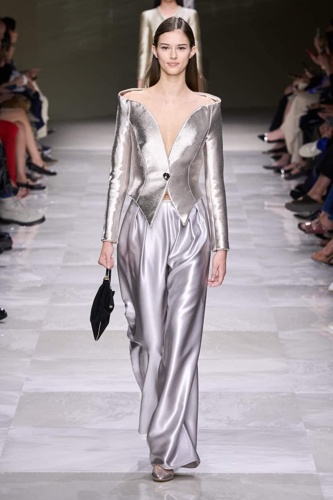 Stříbrná a perleťová barva představují měkkou sílu manažerek a podnikatelek - Foto 3. Màu bạc, ngọc trai thể hiện quyền lực mềm của các nữ quản lý, doanh nhân- Ảnh 3.