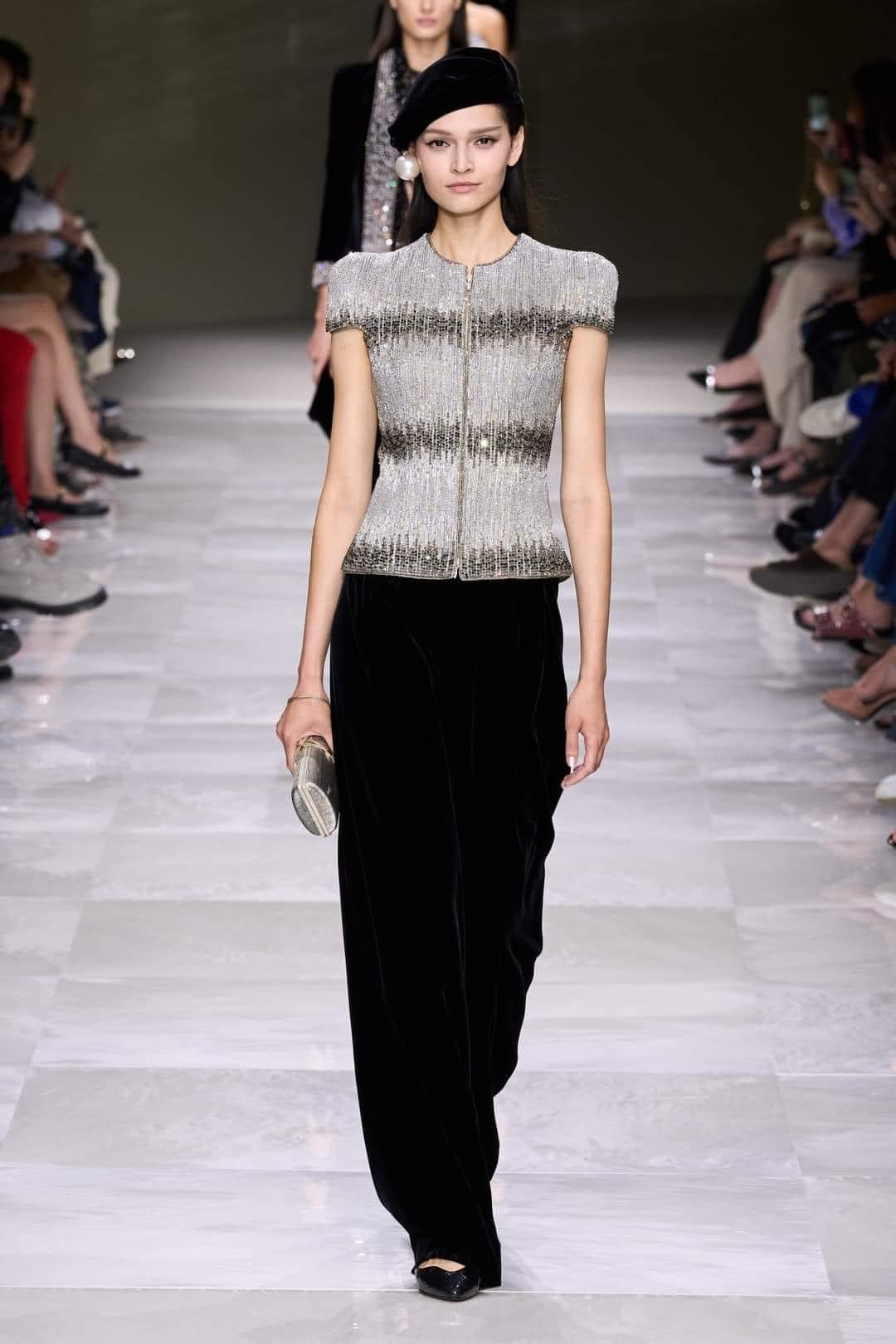 Stříbrná a perleťová barva představují měkkou sílu manažerek a podnikatelek - Foto 7. Màu bạc, ngọc trai thể hiện quyền lực mềm của các nữ quản lý, doanh nhân- Ảnh 7.