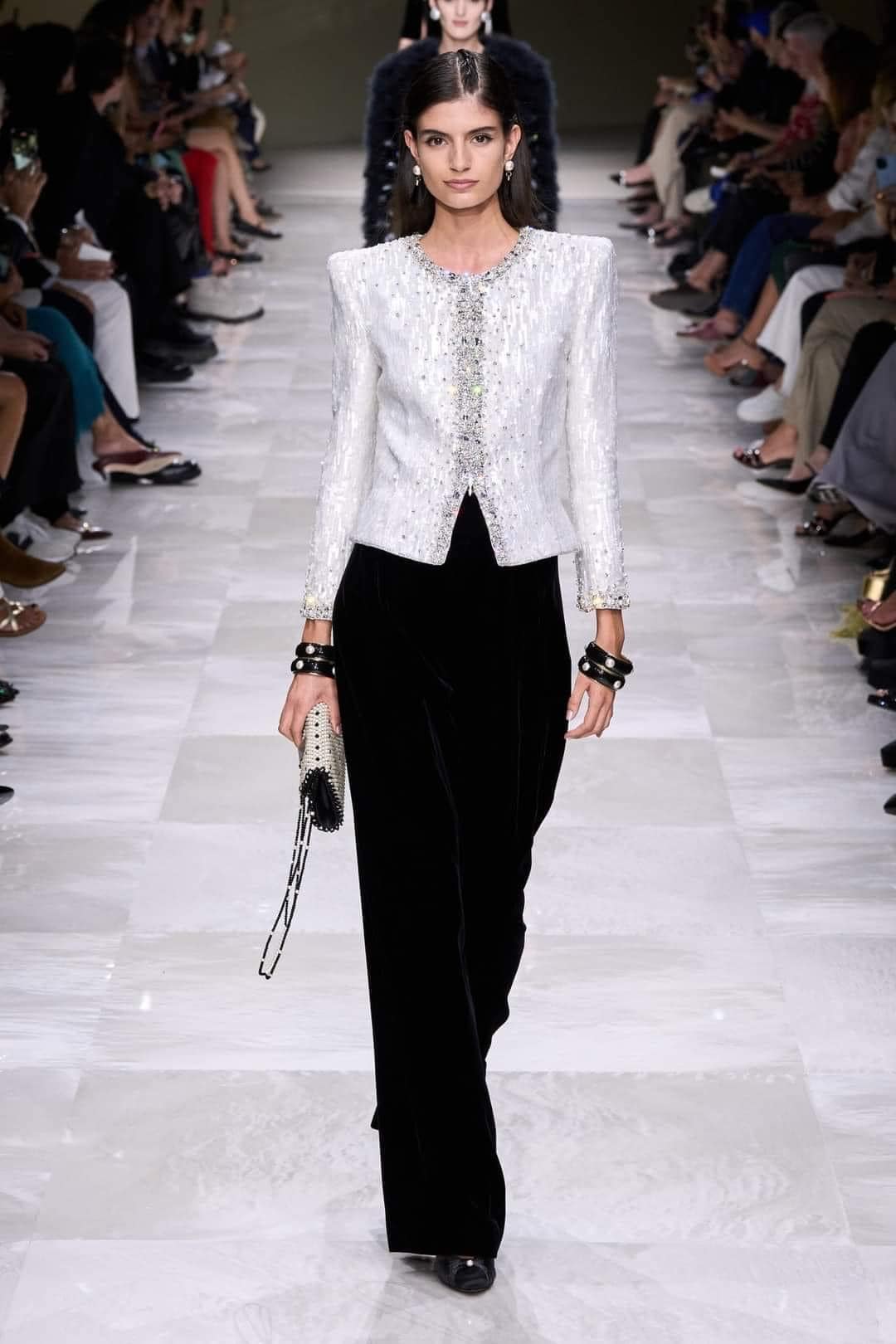 Stříbrná a perleťová barva představují měkkou sílu manažerek a podnikatelek - Foto 6. Màu bạc, ngọc trai thể hiện quyền lực mềm của các nữ quản lý, doanh nhân- Ảnh 6.