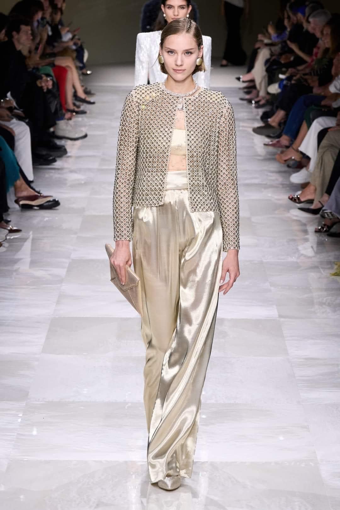 Stříbrná a perleťová barva představují měkkou sílu manažerek a podnikatelek - Foto 4. Màu bạc, ngọc trai thể hiện quyền lực mềm của các nữ quản lý, doanh nhân- Ảnh 4.