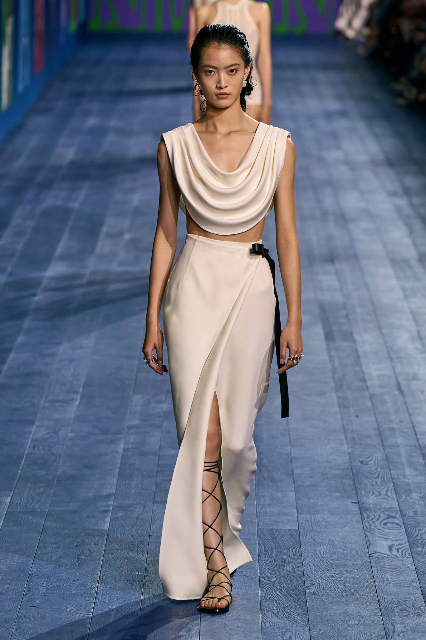 Stříbrná a perleťová barva představují měkkou sílu manažerek a podnikatelek - Foto 9. Màu bạc, ngọc trai thể hiện quyền lực mềm của các nữ quản lý, doanh nhân- Ảnh 9.