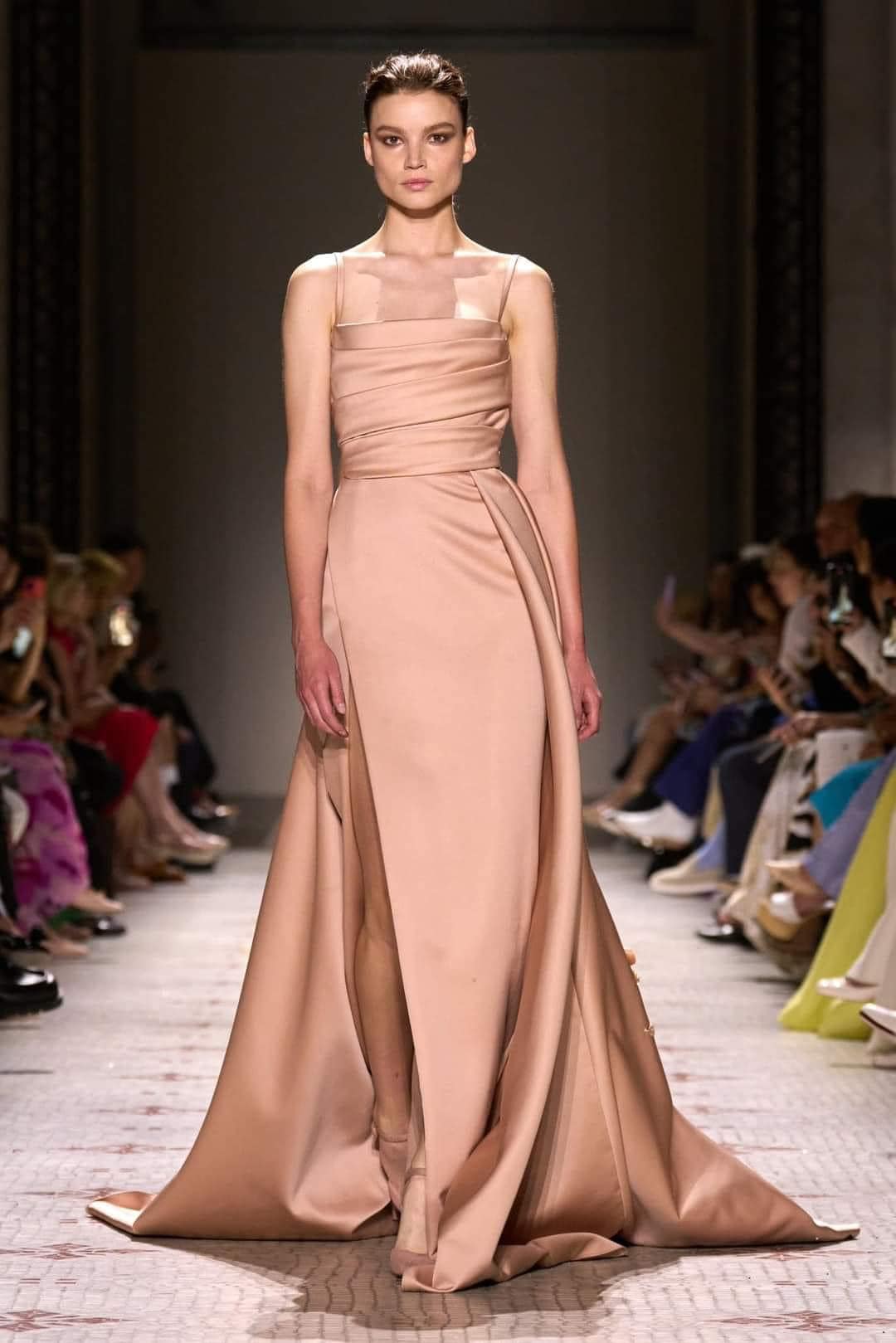 Stříbrná a perleťová barva představují měkkou sílu manažerek a podnikatelek - Foto 8. Màu bạc, ngọc trai thể hiện quyền lực mềm của các nữ quản lý, doanh nhân- Ảnh 8.