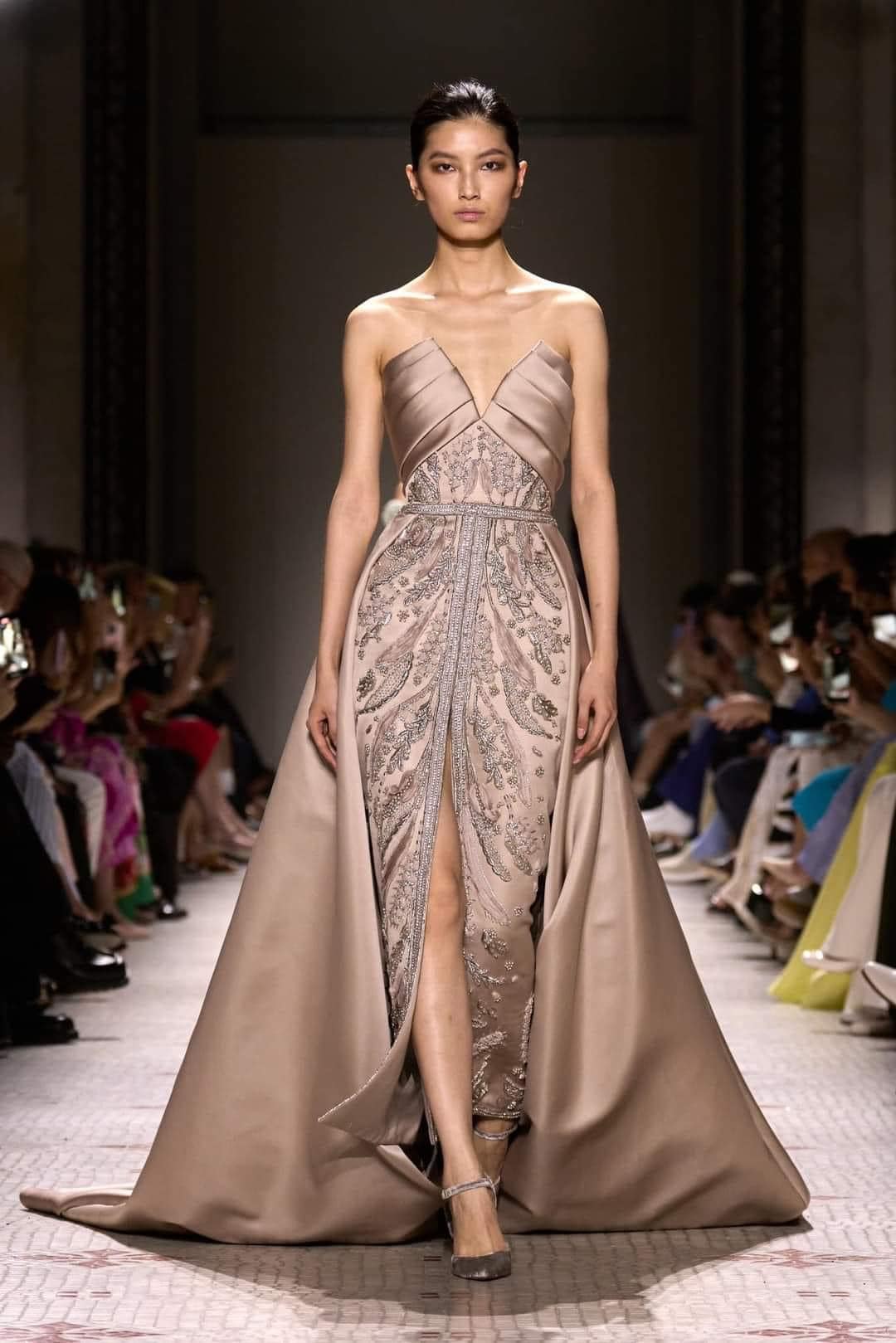 Stříbrná a perleťová barva představují měkkou sílu manažerek a podnikatelek - Foto 10. Màu bạc, ngọc trai thể hiện quyền lực mềm của các nữ quản lý, doanh nhân- Ảnh 10.