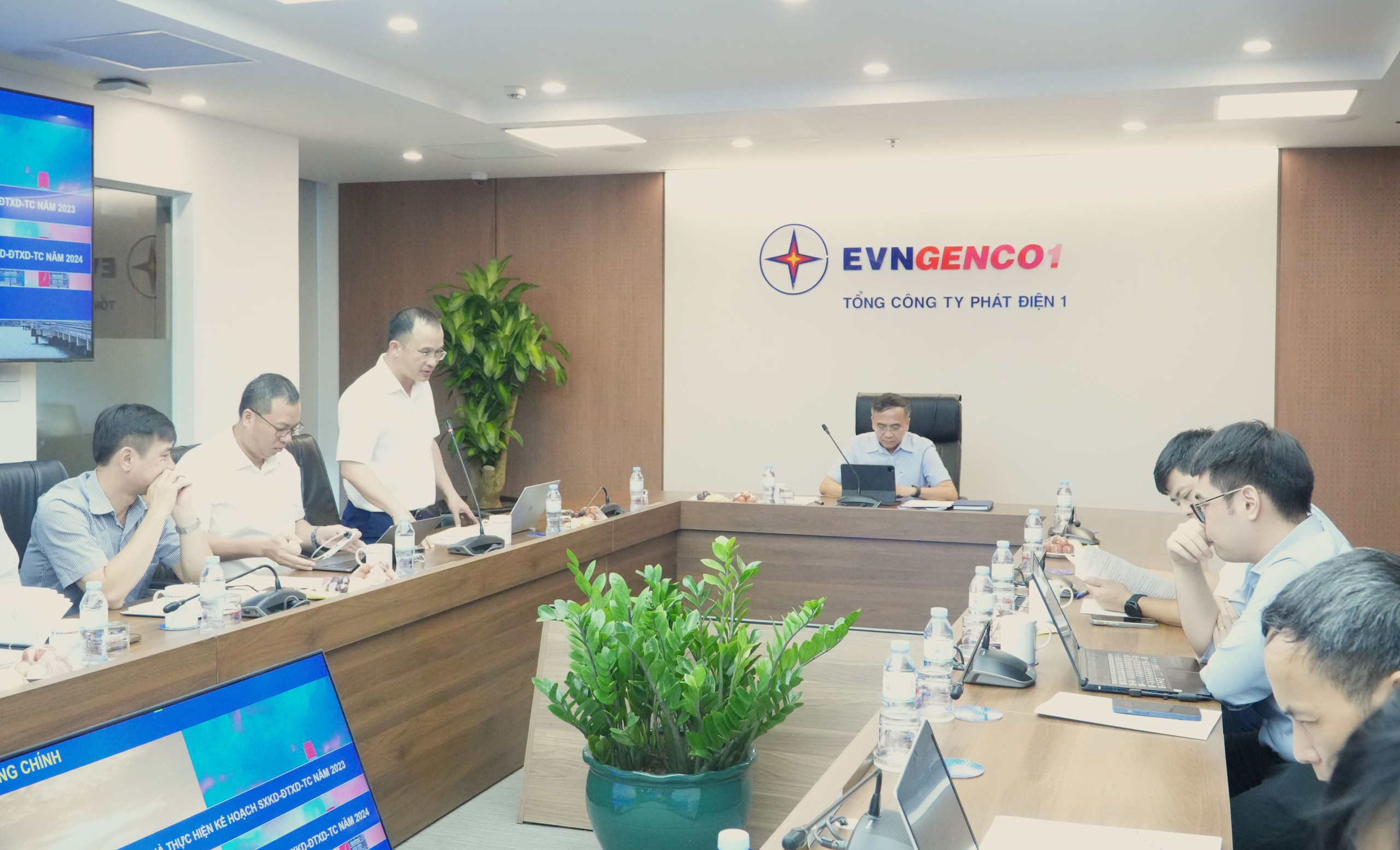 Lãnh đạo EVN làm việc với EVNGENCO1 về tình hình sản xuất điện năm 2024- Ảnh 1. Lãnh đạo EVN làm việc với EVNGENCO1 về tình hình sản xuất điện năm 2024- Ảnh 1.