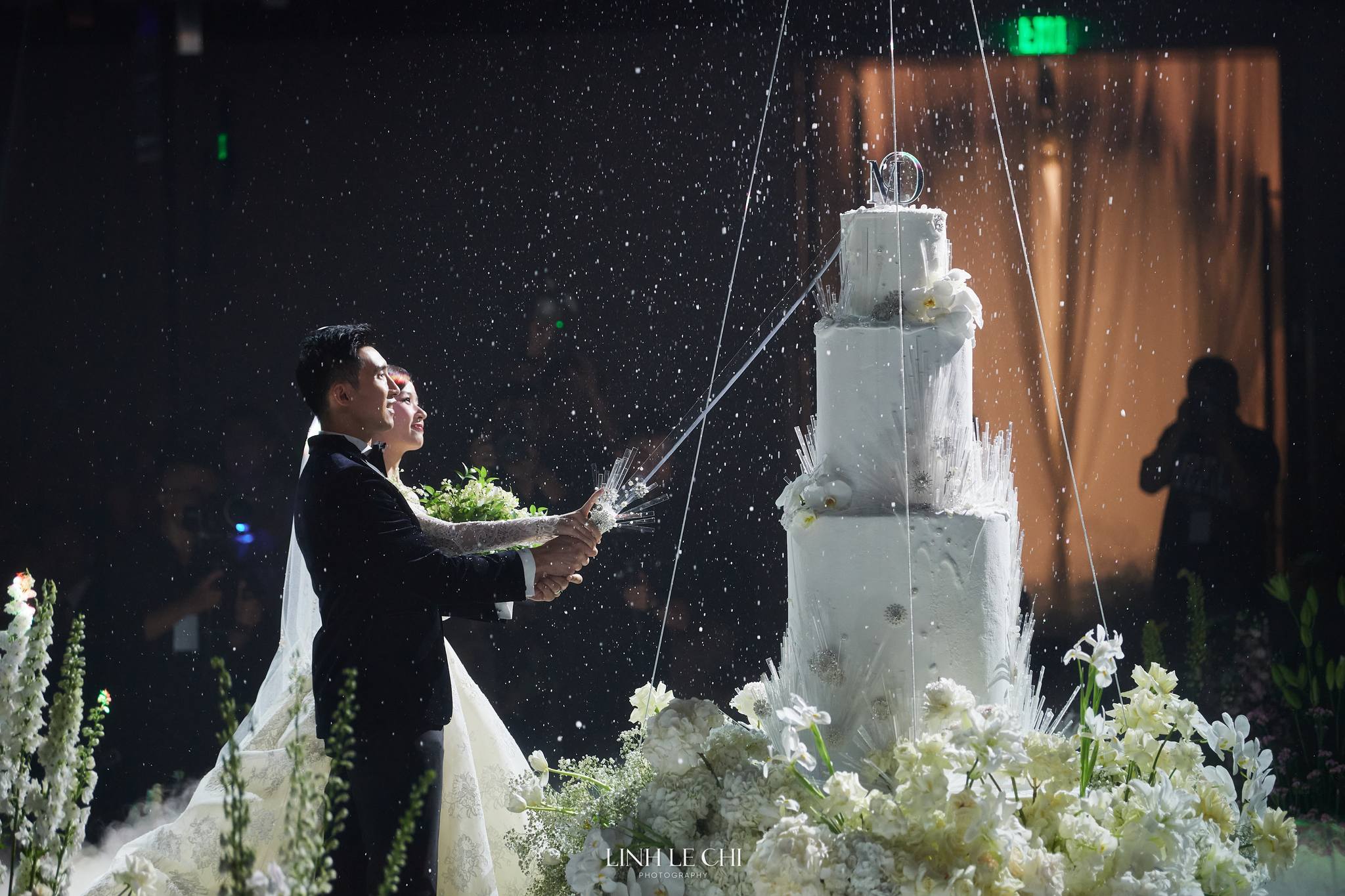 Thiếu gia Nhựa Duy Tân khóc trong đám cưới, hứa xem Midu là 'nóc nhà'- Ảnh 5.