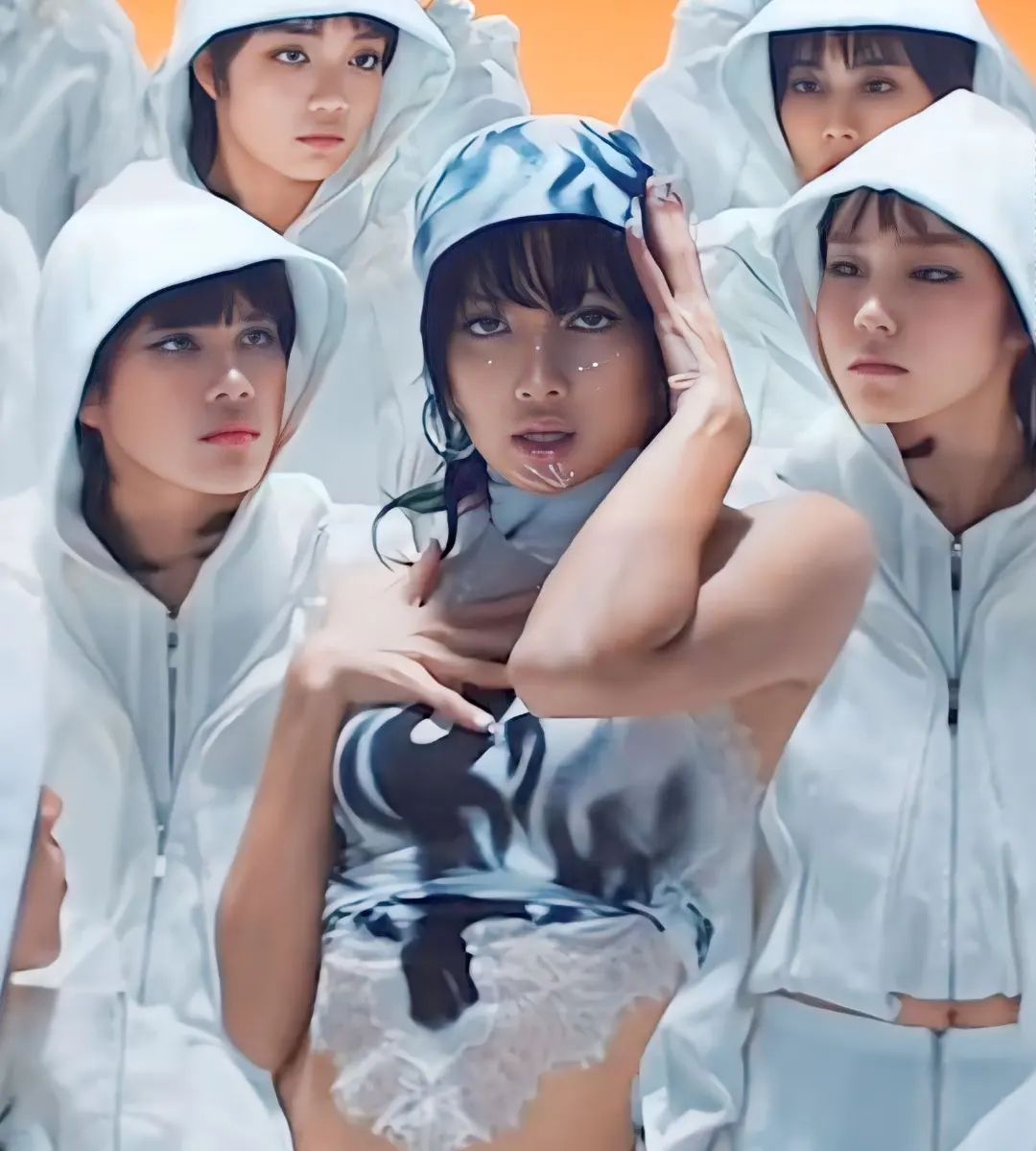 ایم وی راک اسٹار میں لیزا کی الماری کی قیمت کا انکشاف - تصویر 8۔ Bóc giá tủ đồ của Lisa trong MV Rockstar- Ảnh 8.