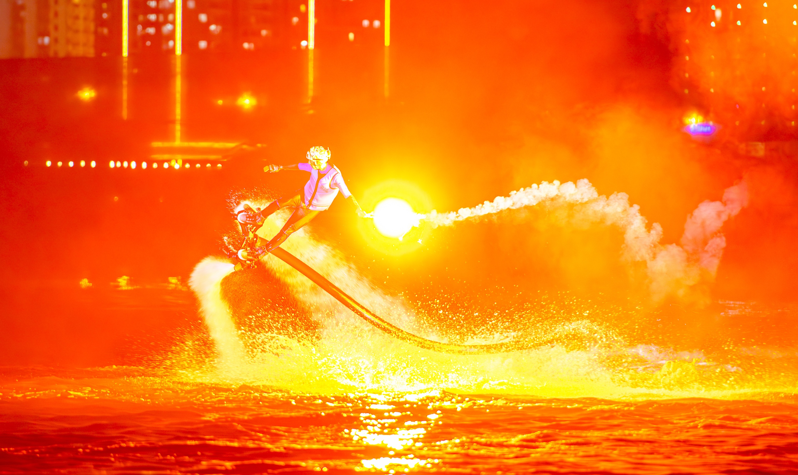 Choáng ngợp với tài nghệ của các ‘Iron Man’ bay lượn, bắn pháo hoa trên sông Hàn- Ảnh 6.