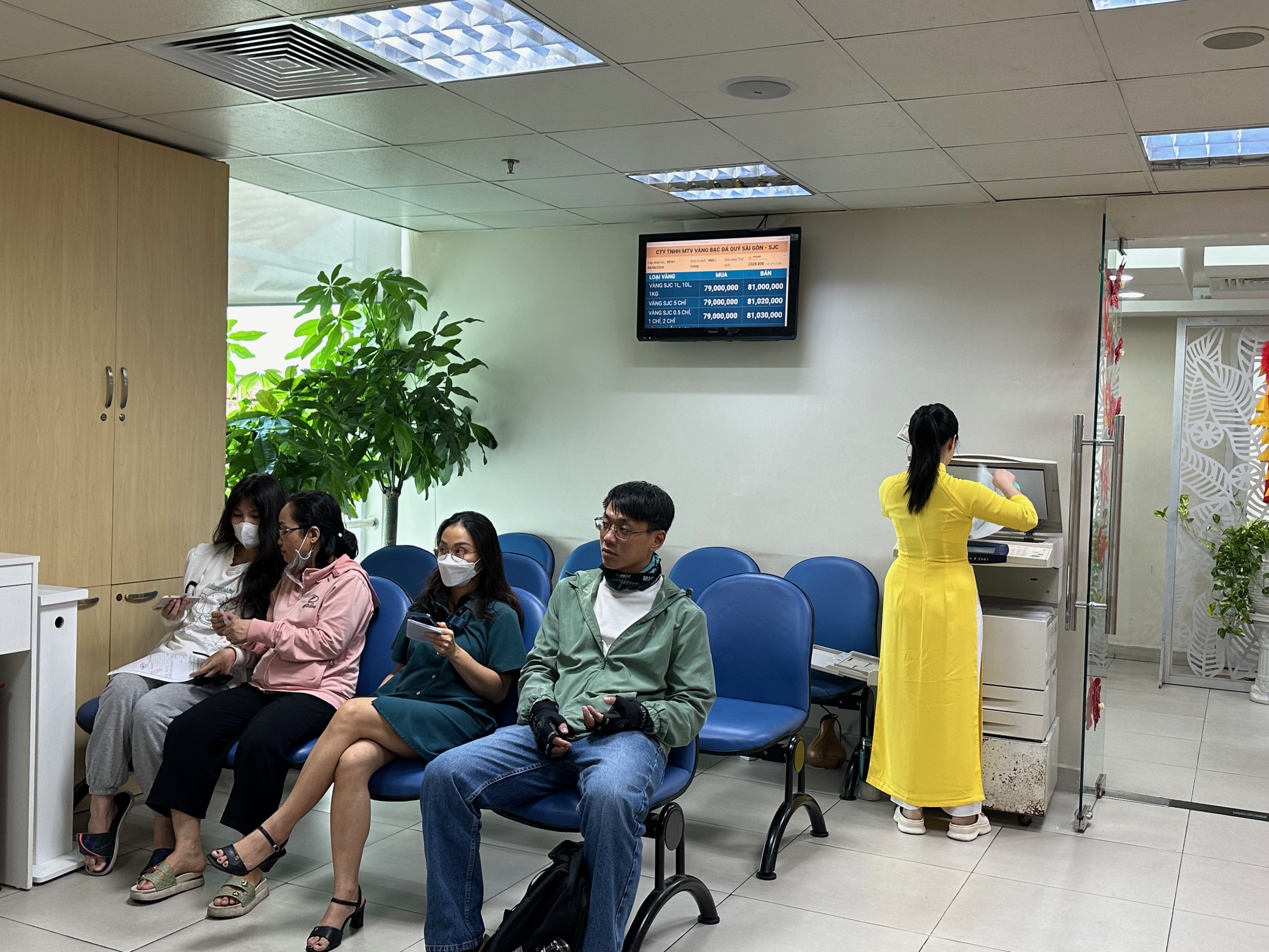 Ο κόσμος συνέρρευσε για να αγοράσει χρυσό όταν η τιμή έπεσε κατακόρυφα στα 81 εκατομμύρια VND/tael - Φωτογραφία 4. Người dân kéo đi mua vàng khi giá lao dốc xuống còn 81 triệu đồng/lượng- Ảnh 4.