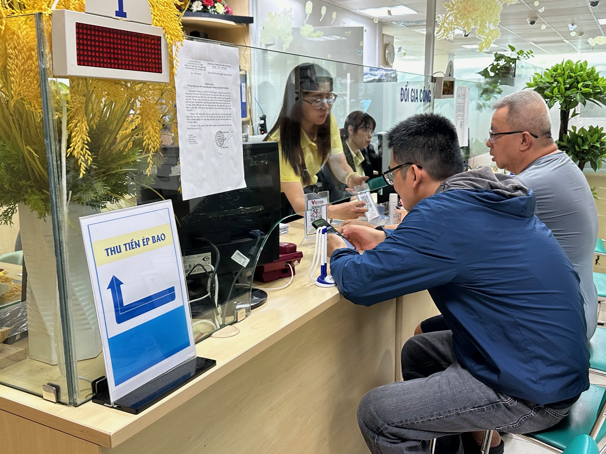 Ο κόσμος συνέρρευσε για να αγοράσει χρυσό όταν η τιμή έπεσε κατακόρυφα στα 81 εκατομμύρια VND/tael - Φωτογραφία 3. Người dân kéo đi mua vàng khi giá lao dốc xuống còn 81 triệu đồng/lượng- Ảnh 3.