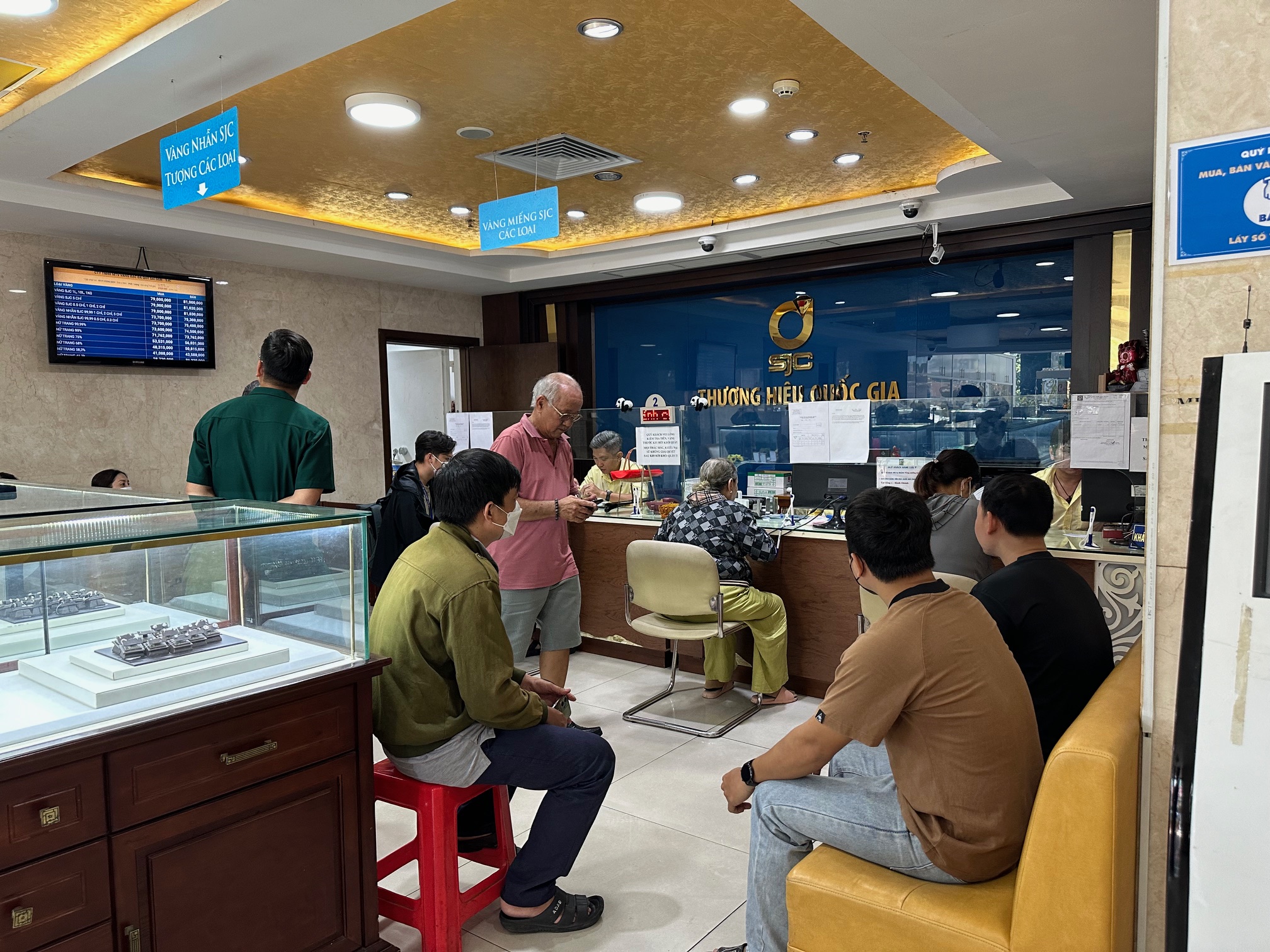 Ο κόσμος συνέρρευσε για να αγοράσει χρυσό όταν η τιμή έπεσε κατακόρυφα στα 81 εκατομμύρια VND/tael - Φωτογραφία 2. Người dân kéo đi mua vàng khi giá lao dốc xuống còn 81 triệu đồng/lượng- Ảnh 2.