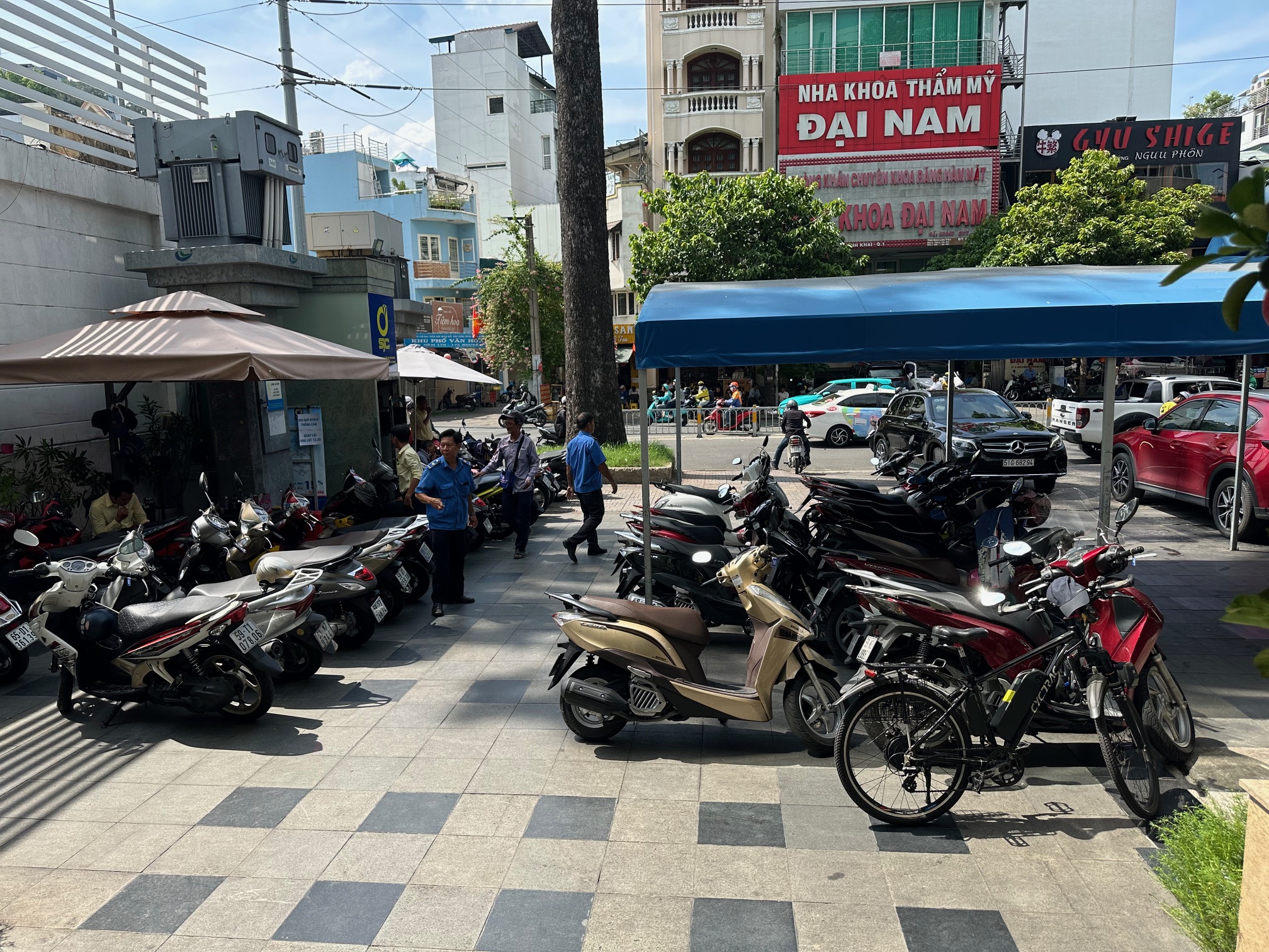 Ο κόσμος συνέρρευσε για να αγοράσει χρυσό όταν η τιμή έπεσε κατακόρυφα στα 81 εκατομμύρια VND/tael - Φωτογραφία 1. Người dân kéo đi mua vàng khi giá lao dốc xuống còn 81 triệu đồng/lượng- Ảnh 1.