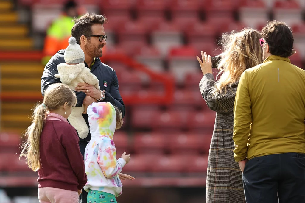 Ryan Reynolds hé lộ cuộc sống bên Blake Lively và 4 con