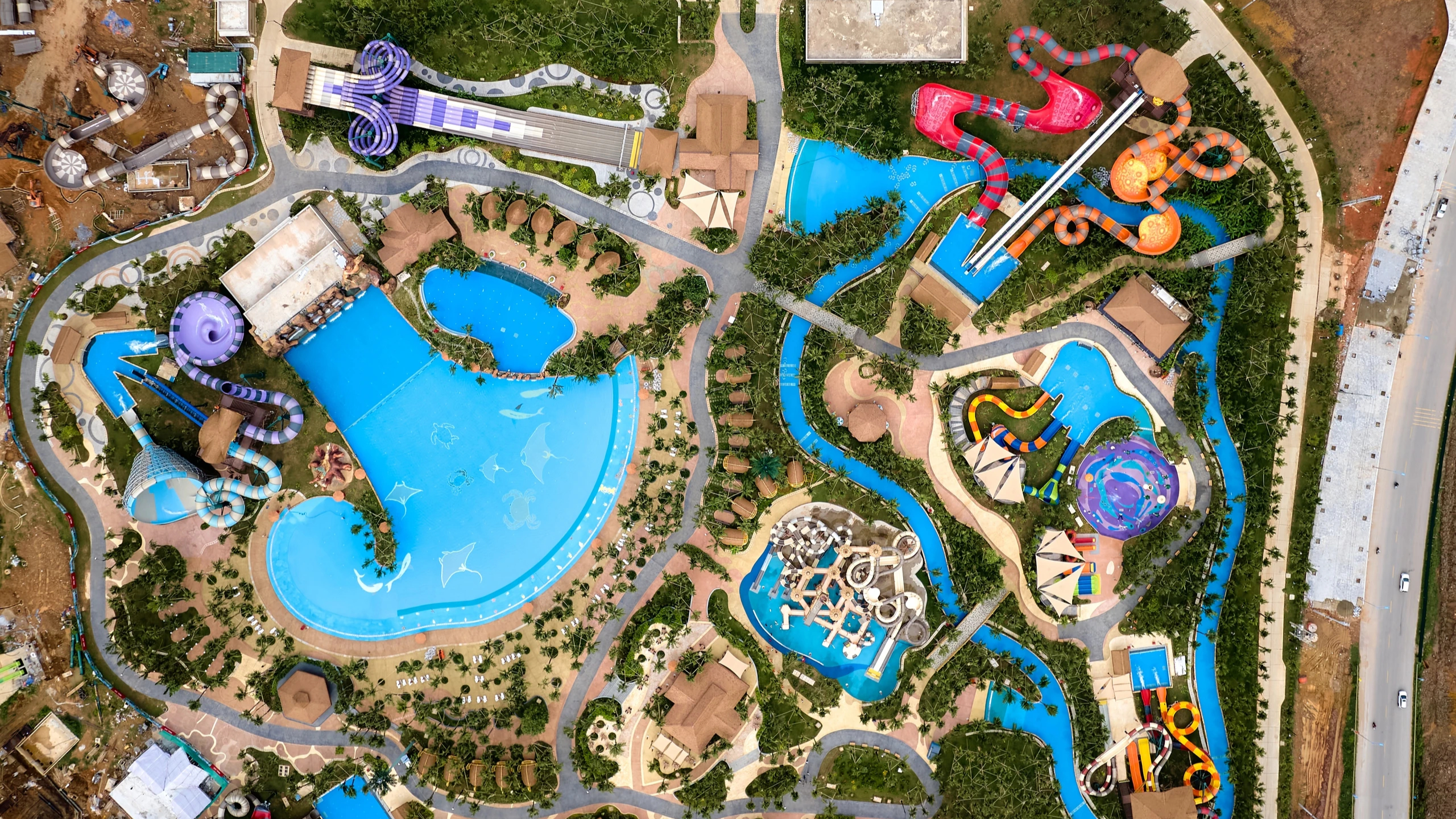 Công viên nước Sầm Sơn đón gần 4.000 du khách sau 1 giờ mở cửa- Ảnh 2. Công viên nước Sầm Sơn đón gần 4.000 du khách sau 1 giờ mở cửa- Ảnh 2.