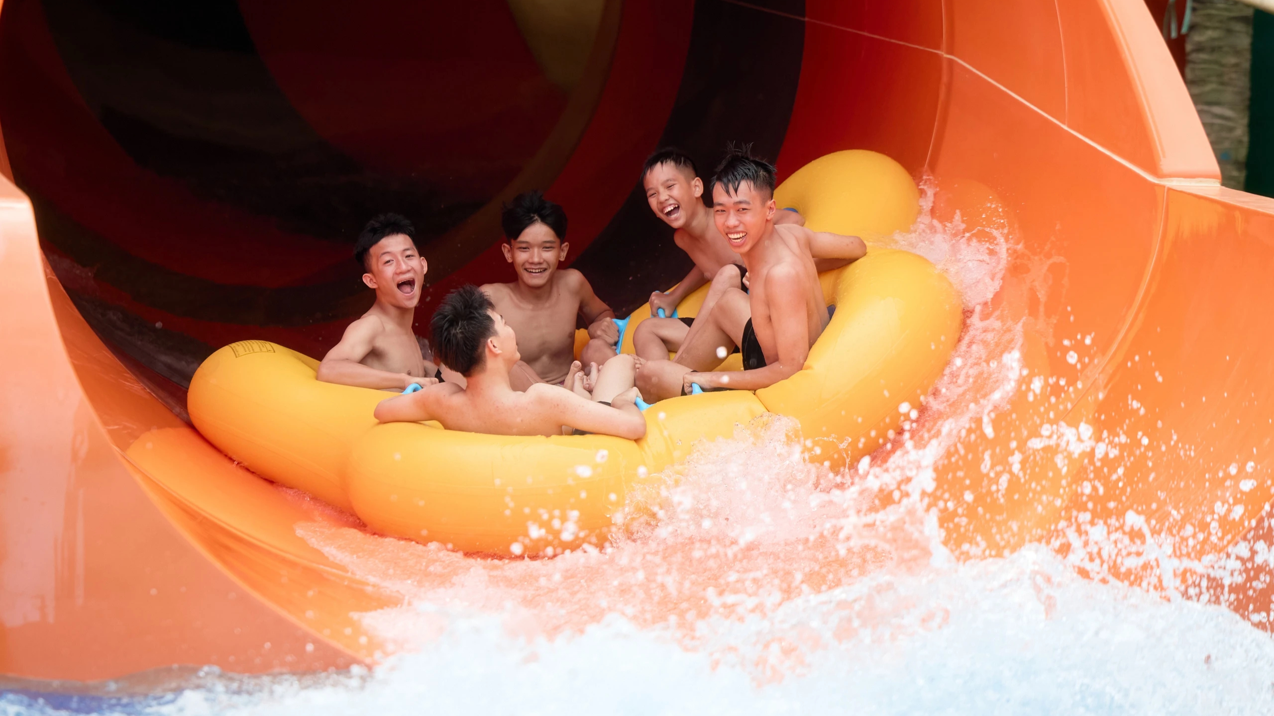 Công viên nước Sầm Sơn đón gần 4.000 du khách sau 1 giờ mở cửa- Ảnh 1. Công viên nước Sầm Sơn đón gần 4.000 du khách sau 1 giờ mở cửa- Ảnh 1.