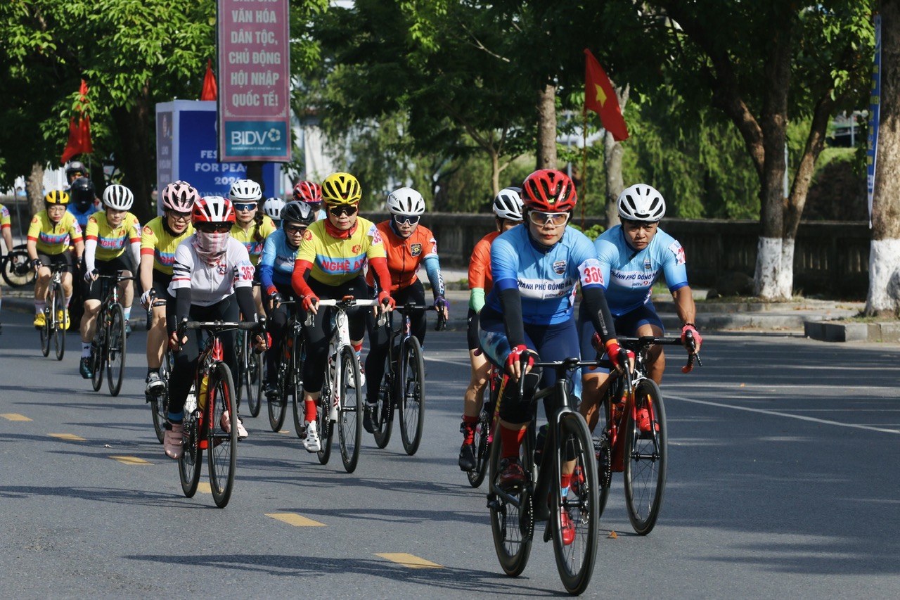Giải đua xe đạp Điểm đến Hòa bình: Cuộc tranh tài quyết liệt của các 'bóng hồng'- Ảnh 4.