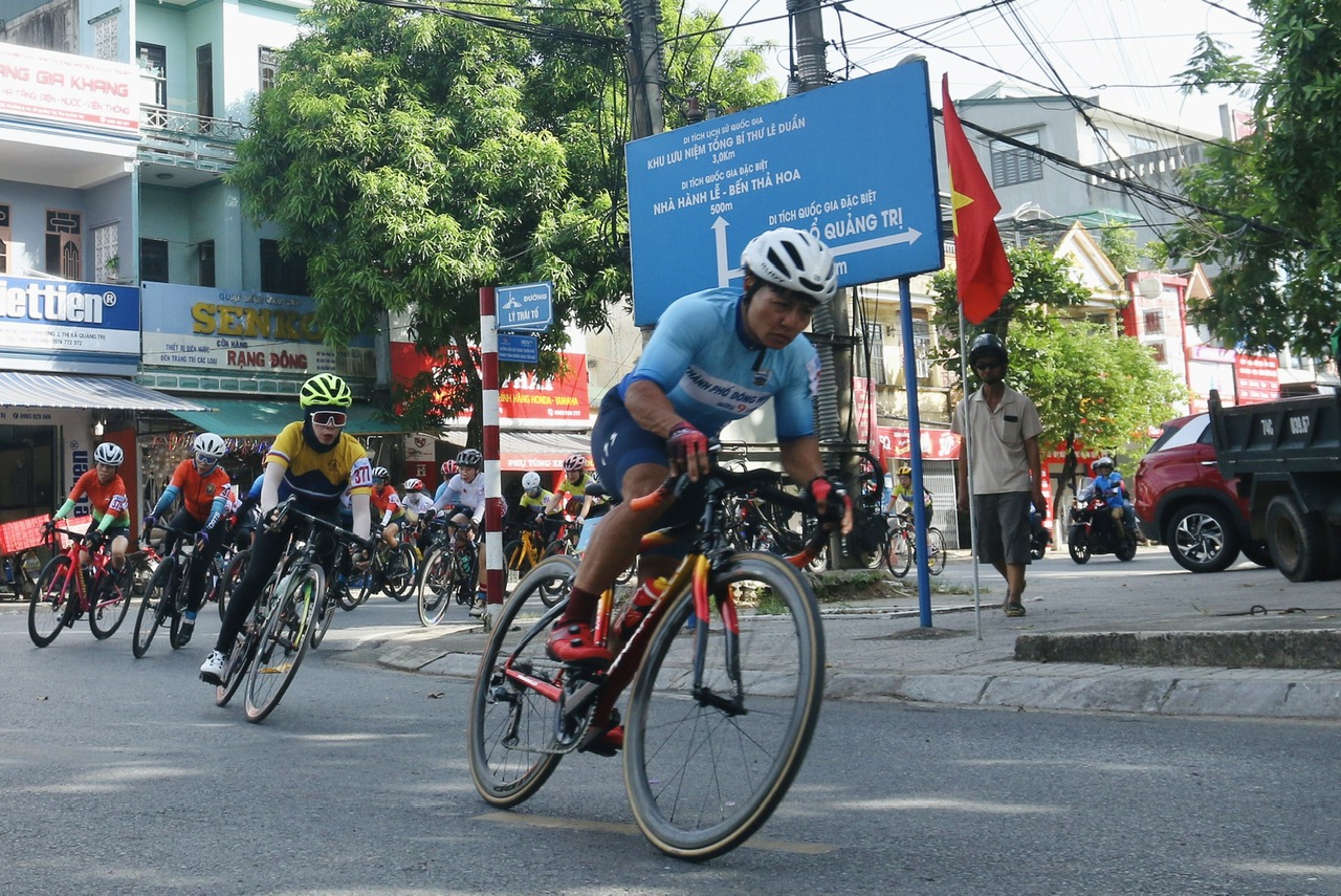 Giải đua xe đạp Điểm đến Hòa bình: Cuộc tranh tài quyết liệt của các 'bóng hồng'- Ảnh 5.