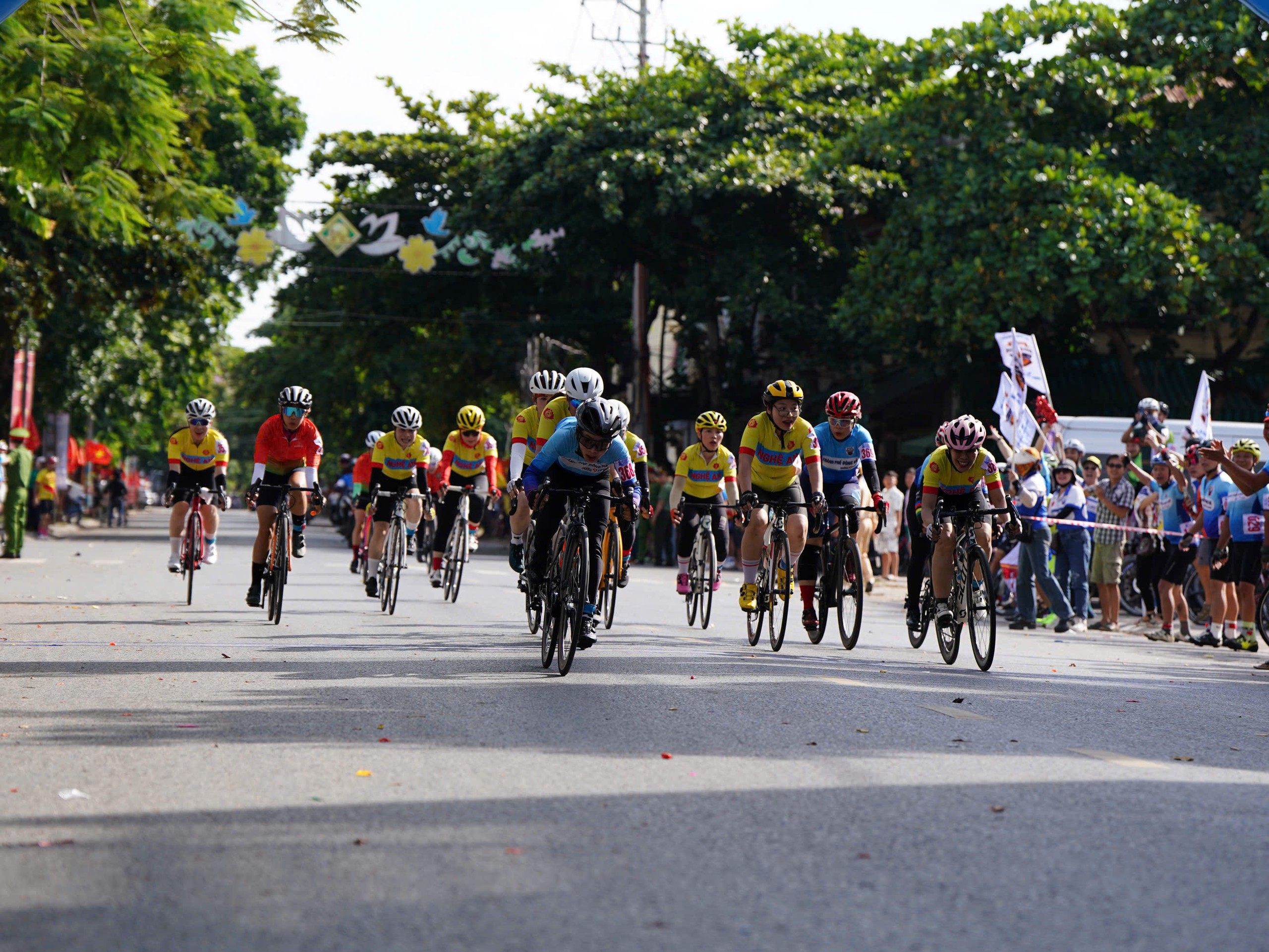 Giải đua xe đạp Điểm đến Hòa bình: Cuộc tranh tài quyết liệt của các 'bóng hồng'- Ảnh 1.
