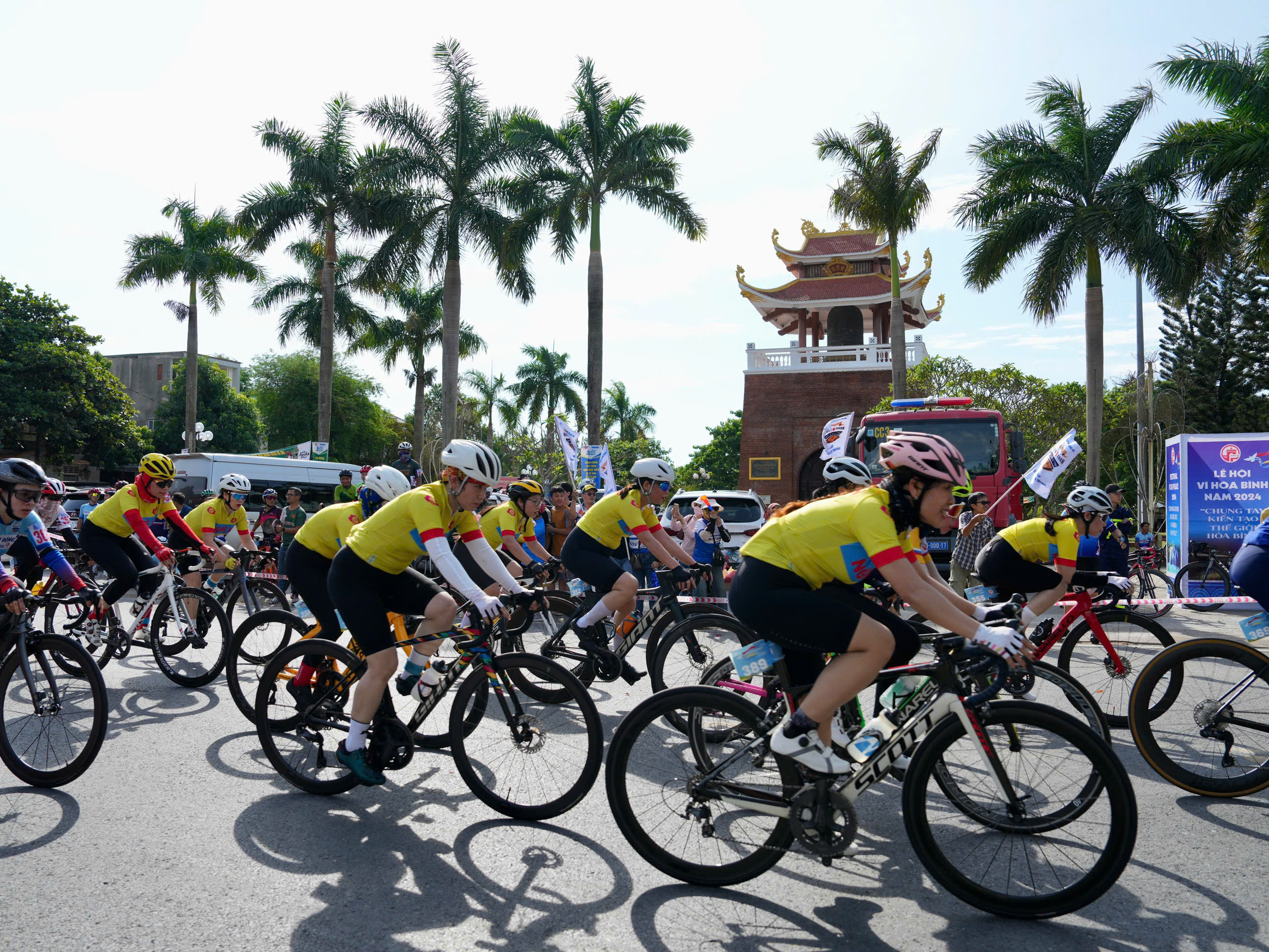 Giải đua xe đạp Điểm đến Hòa bình: Cuộc tranh tài quyết liệt của các 'bóng hồng'- Ảnh 3.