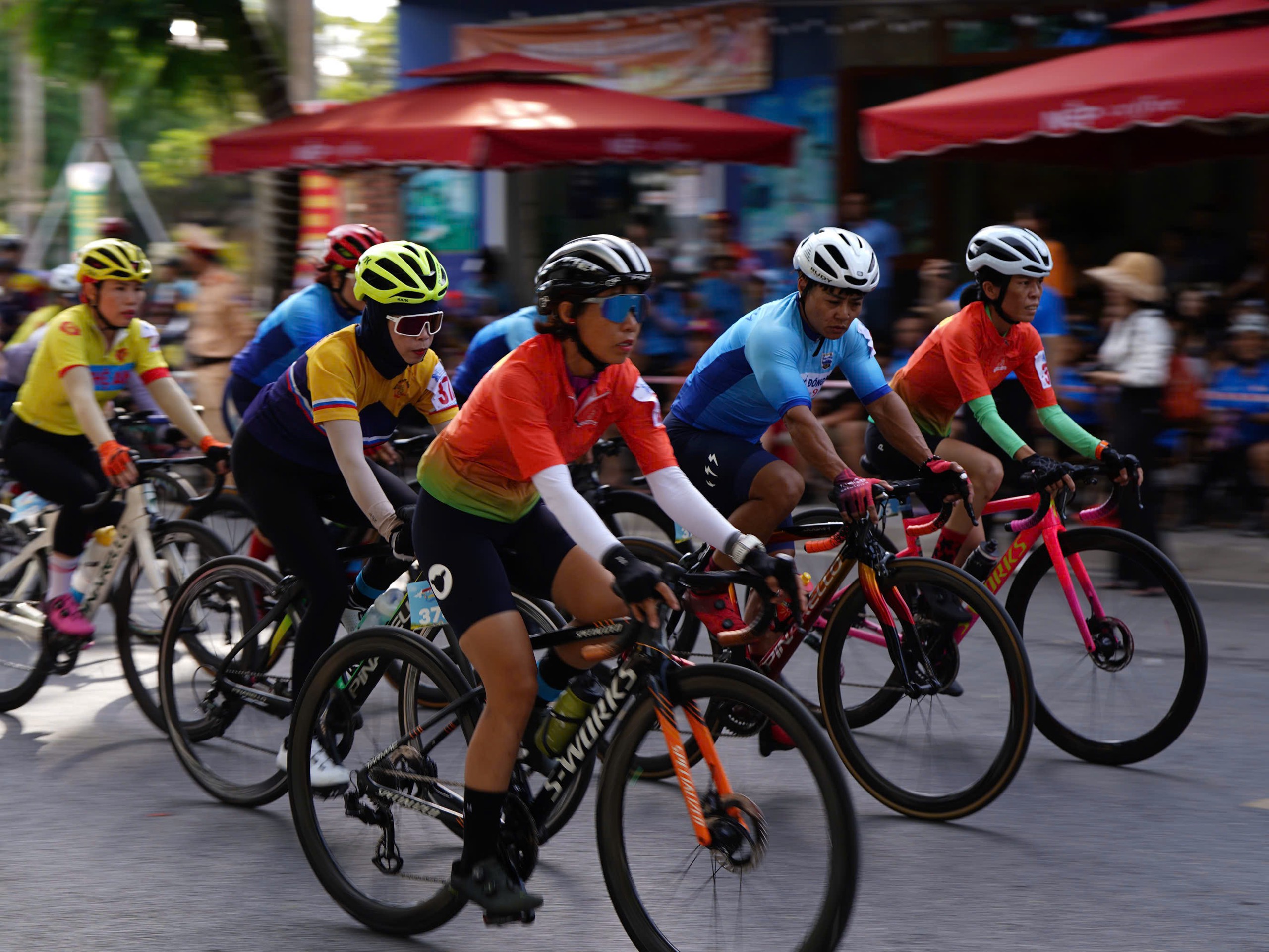 Giải đua xe đạp Điểm đến Hòa bình: Cuộc tranh tài quyết liệt của các 'bóng hồng'- Ảnh 2.