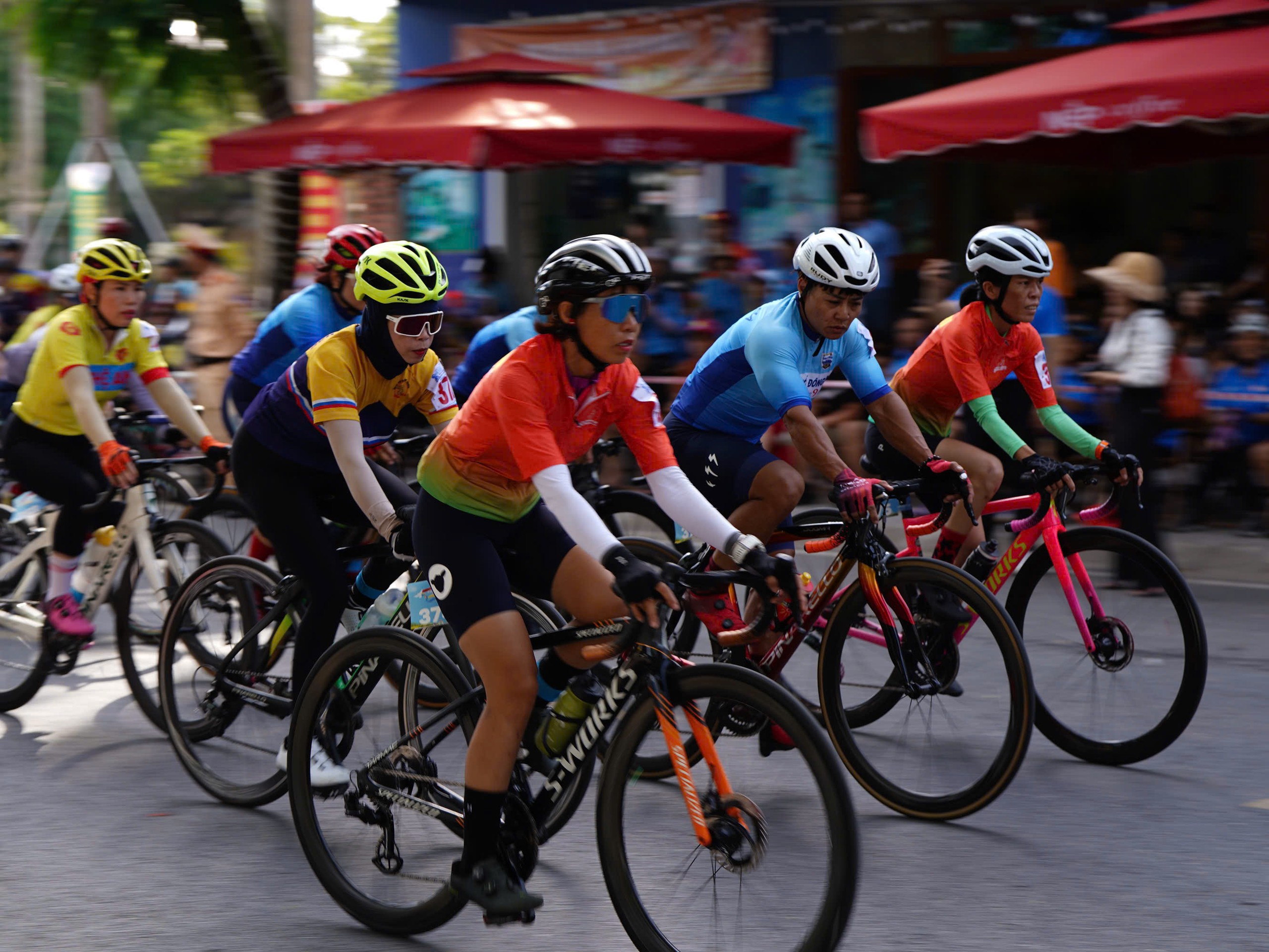 Nữ VĐV vô địch đạp xe Vì hòa bình truyền thông điệp sức khỏe cộng đồng- Ảnh 2.
