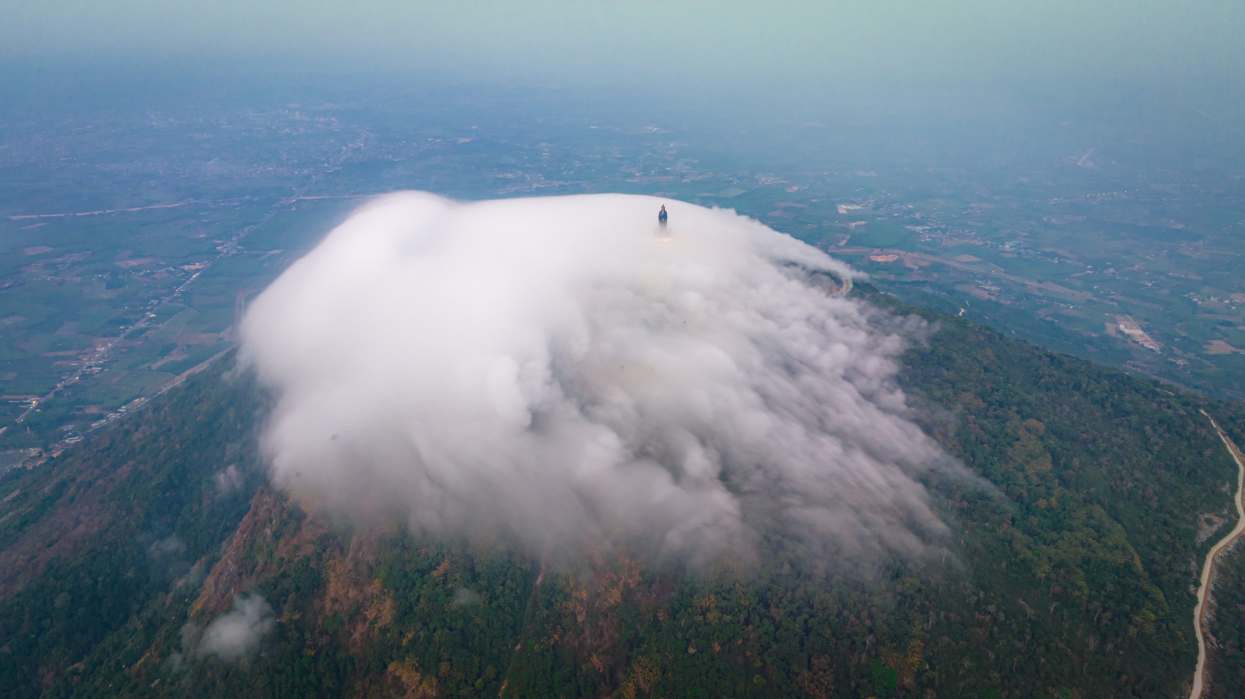 Mây tràn trên đỉnh Bà Đen- Ảnh 7.