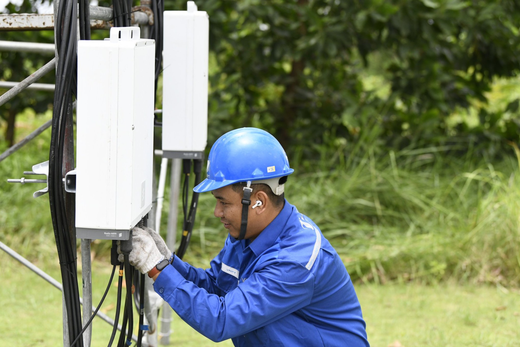 A person wearing a hard hat and blue shirt  Description automatically generated