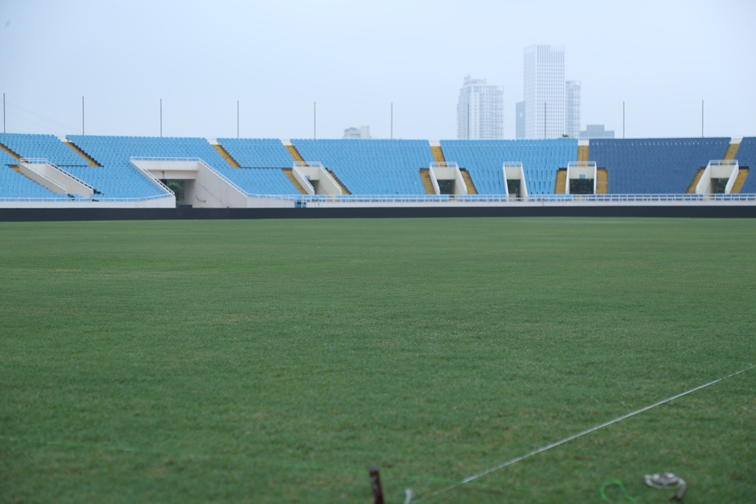 Sân Mỹ Đình 'bóng loáng', sẵn sàng cho trận ra mắt ông Kim, Việt Nam đấu Philippines- Ảnh 6.