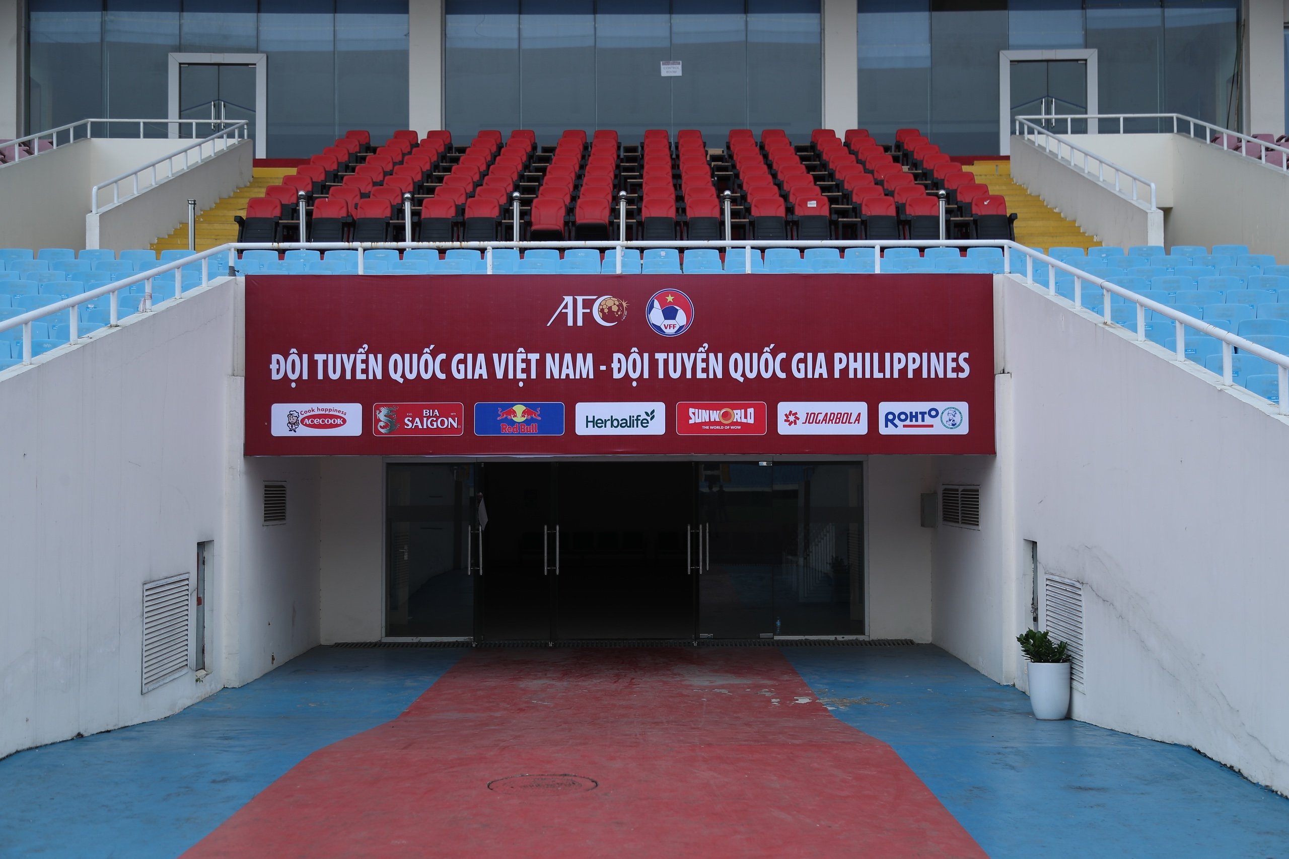 Sân Mỹ Đình 'bóng loáng', sẵn sàng cho trận ra mắt ông Kim, Việt Nam đấu Philippines- Ảnh 2.
