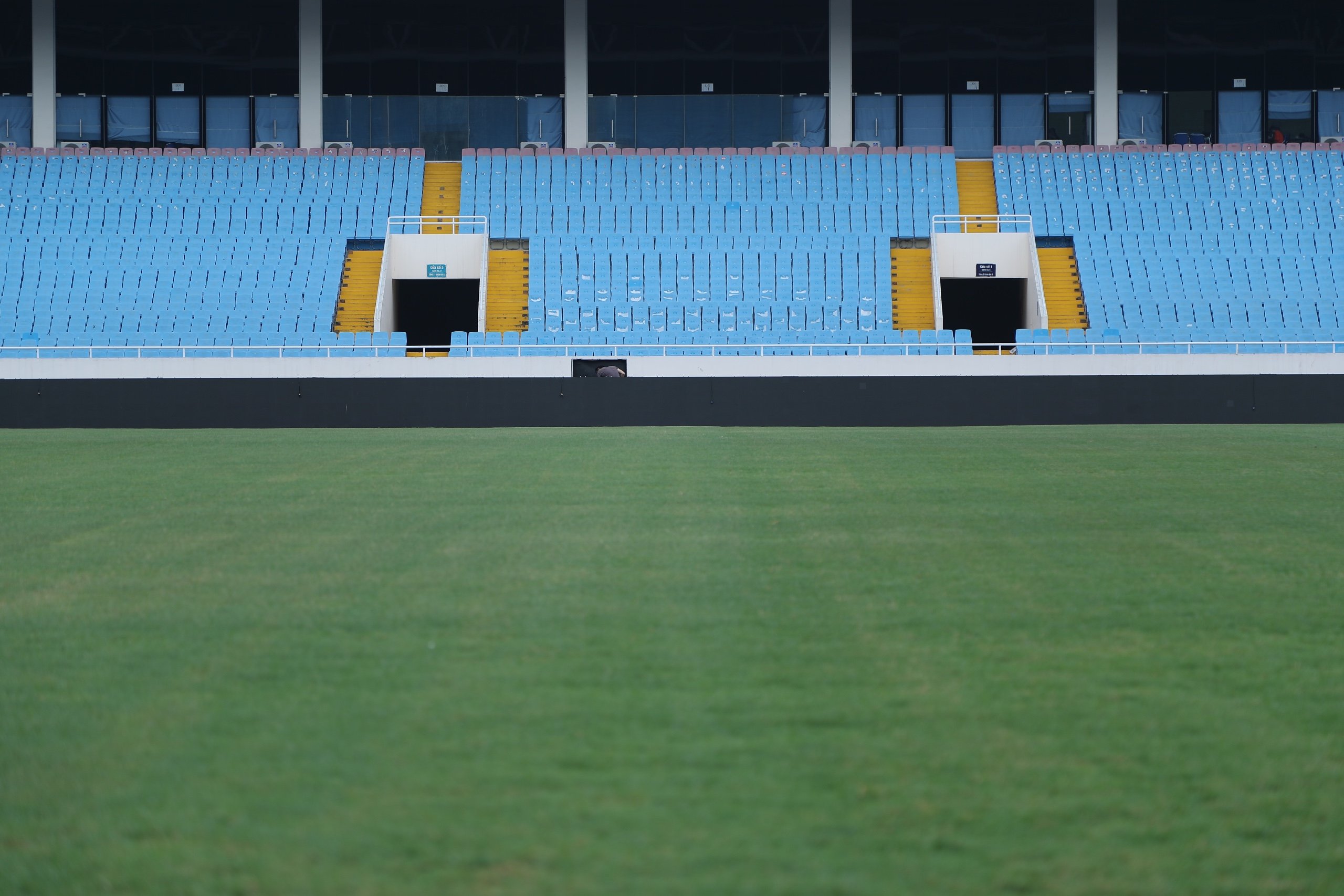 Sân Mỹ Đình 'bóng loáng', sẵn sàng cho trận ra mắt ông Kim, Việt Nam đấu Philippines- Ảnh 5.