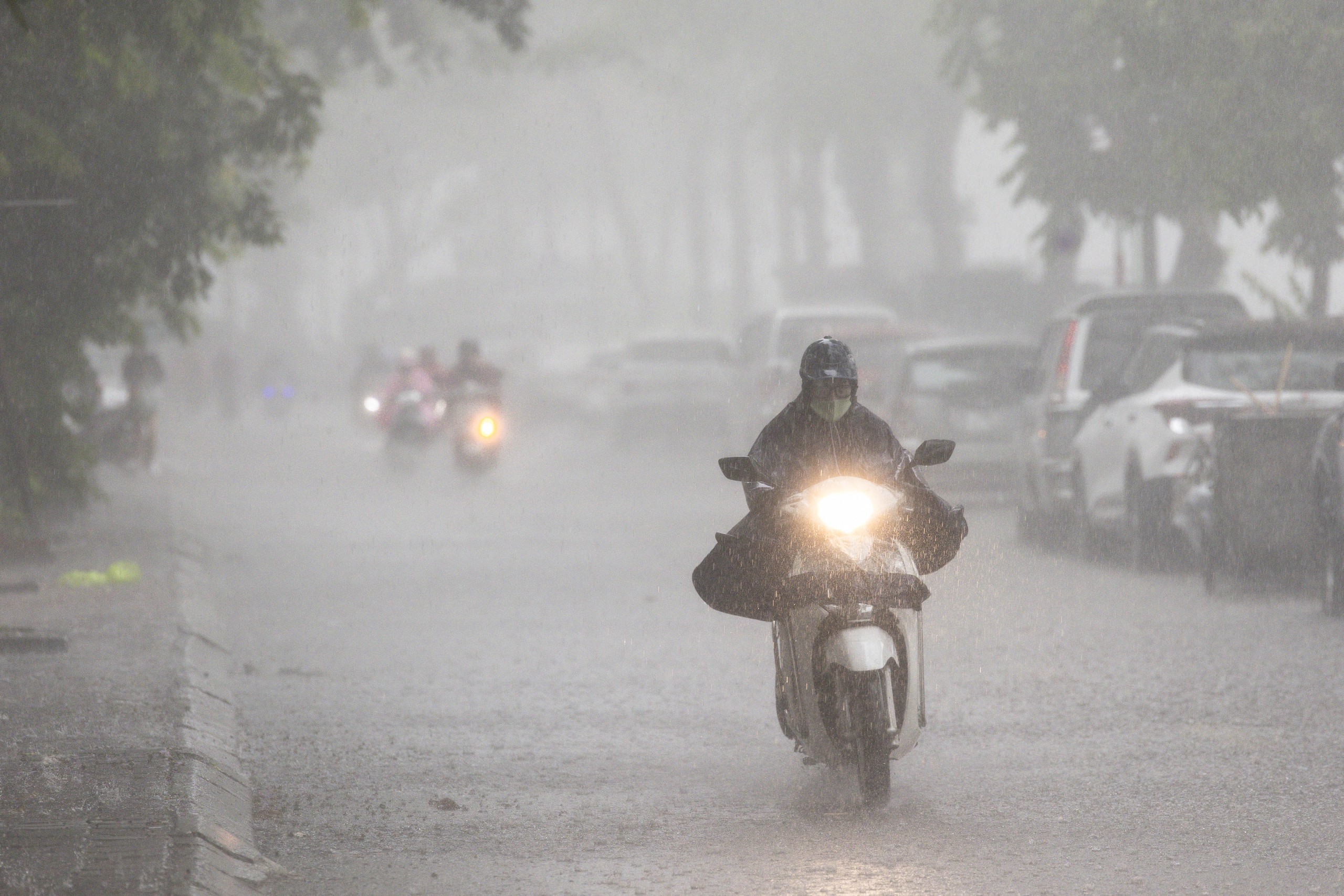 Hà Nội chìm trong 'biển nước', xe chết máy la liệt- Ảnh 1.